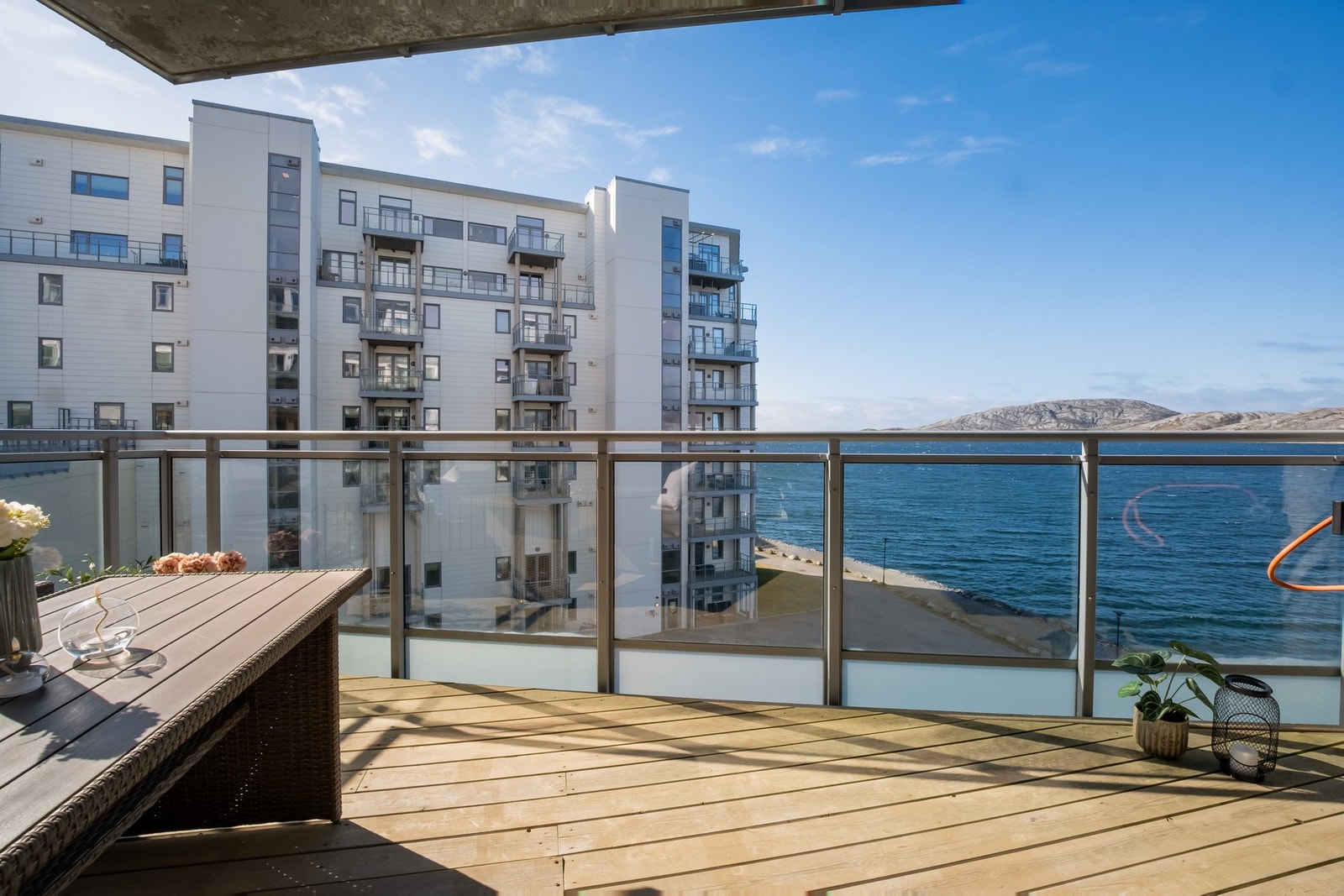 Fra balkongen er det flott utsikt mot innseilingen til Bodø Havn Galleribilde