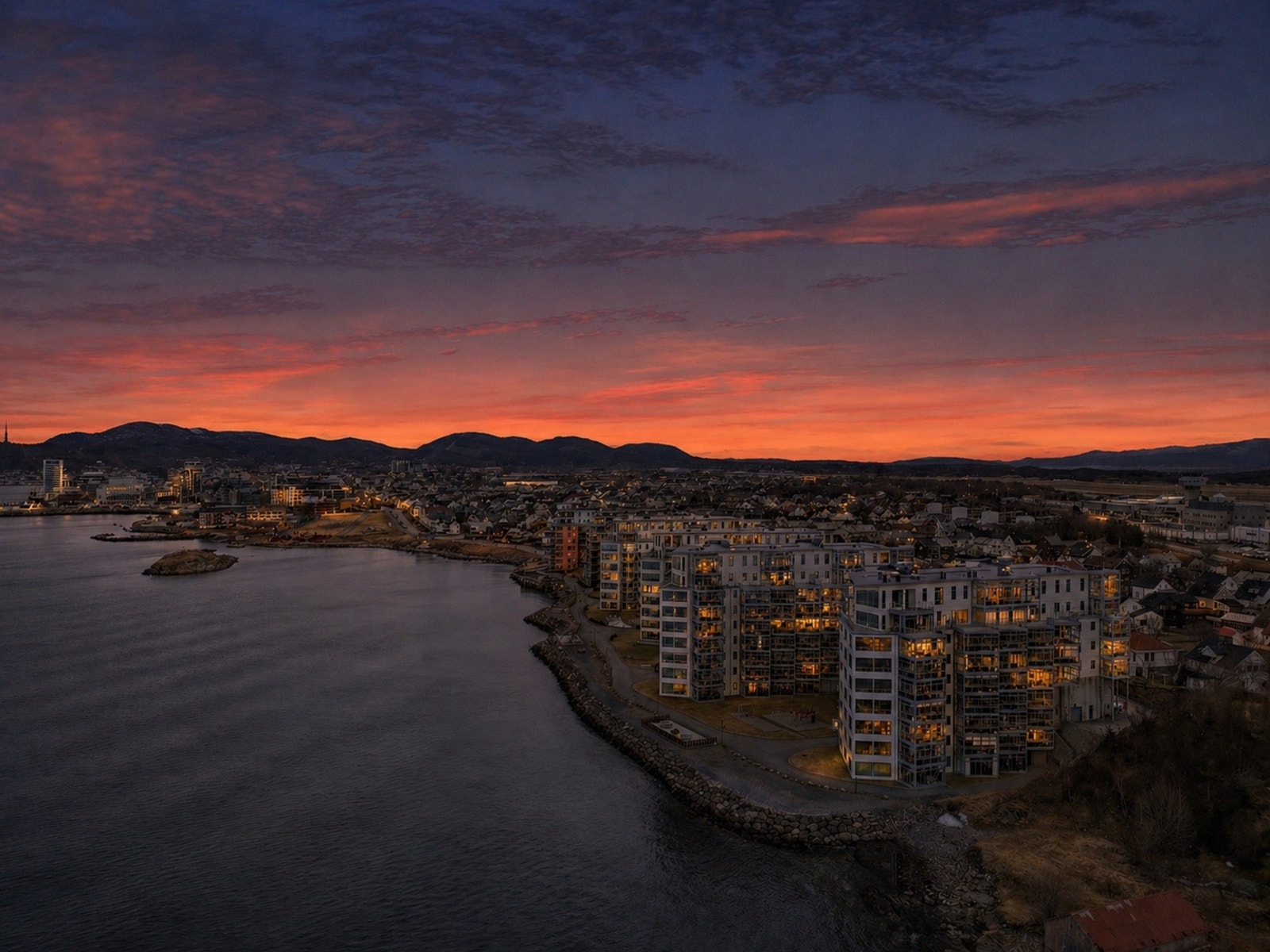 Bodø Panorama har attraktiv, sentrumsnær beliggenhet i Vestbyen - i stille og rolige omgivelser ved sjøkanten. Galleribilde