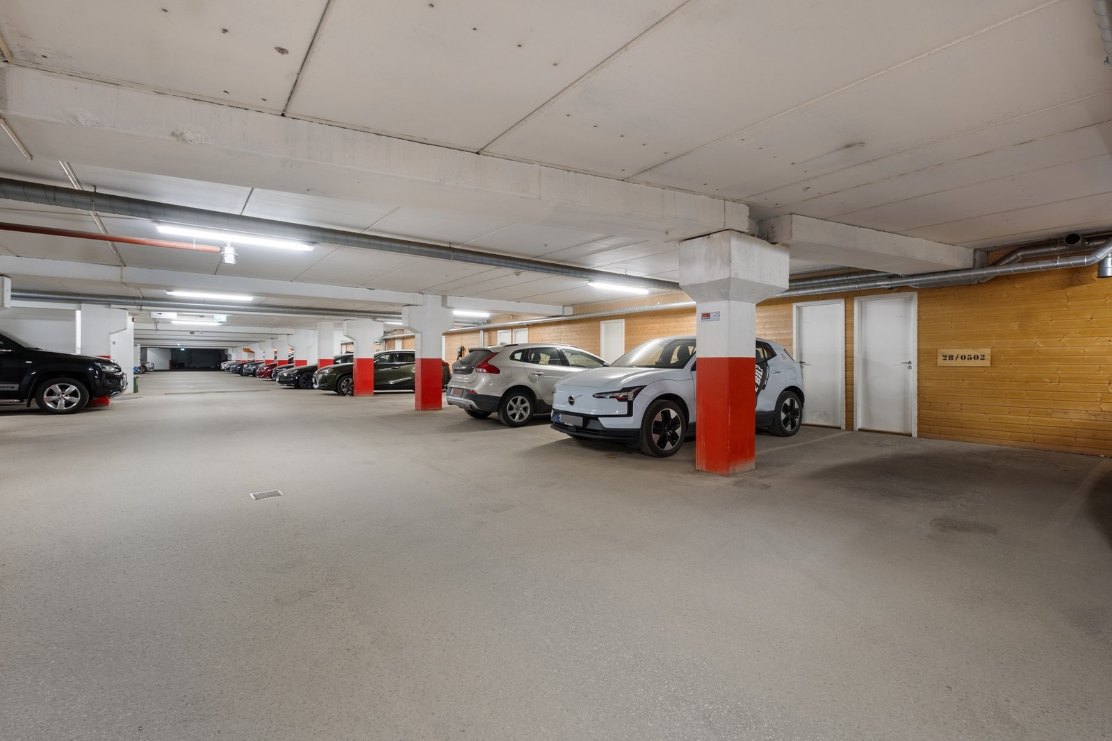 Fast parkering i garasjeanlegg, klargjort med infrastruktur for etablering av elbillader Galleribilde