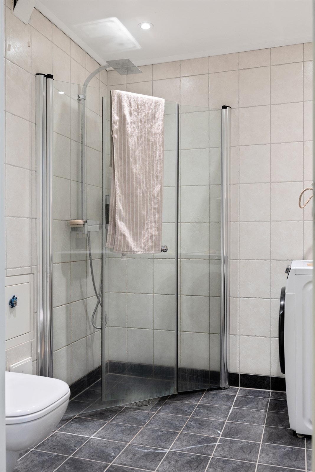 Badet har naturlig avtrekk, rørfordelingsskap og stoppekran. Galleribilde