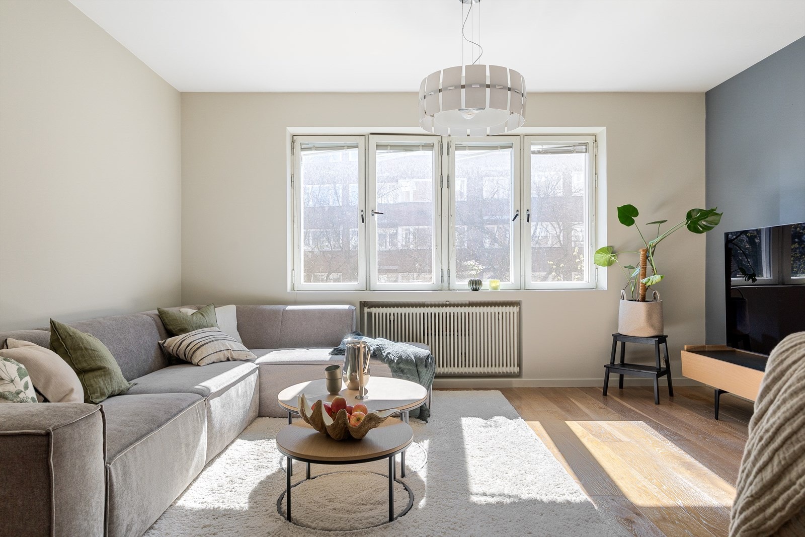 Leiligheten byr på romslige oppholdsrom som er enkle å innrede etter egne behov og preferanser. Galleribilde