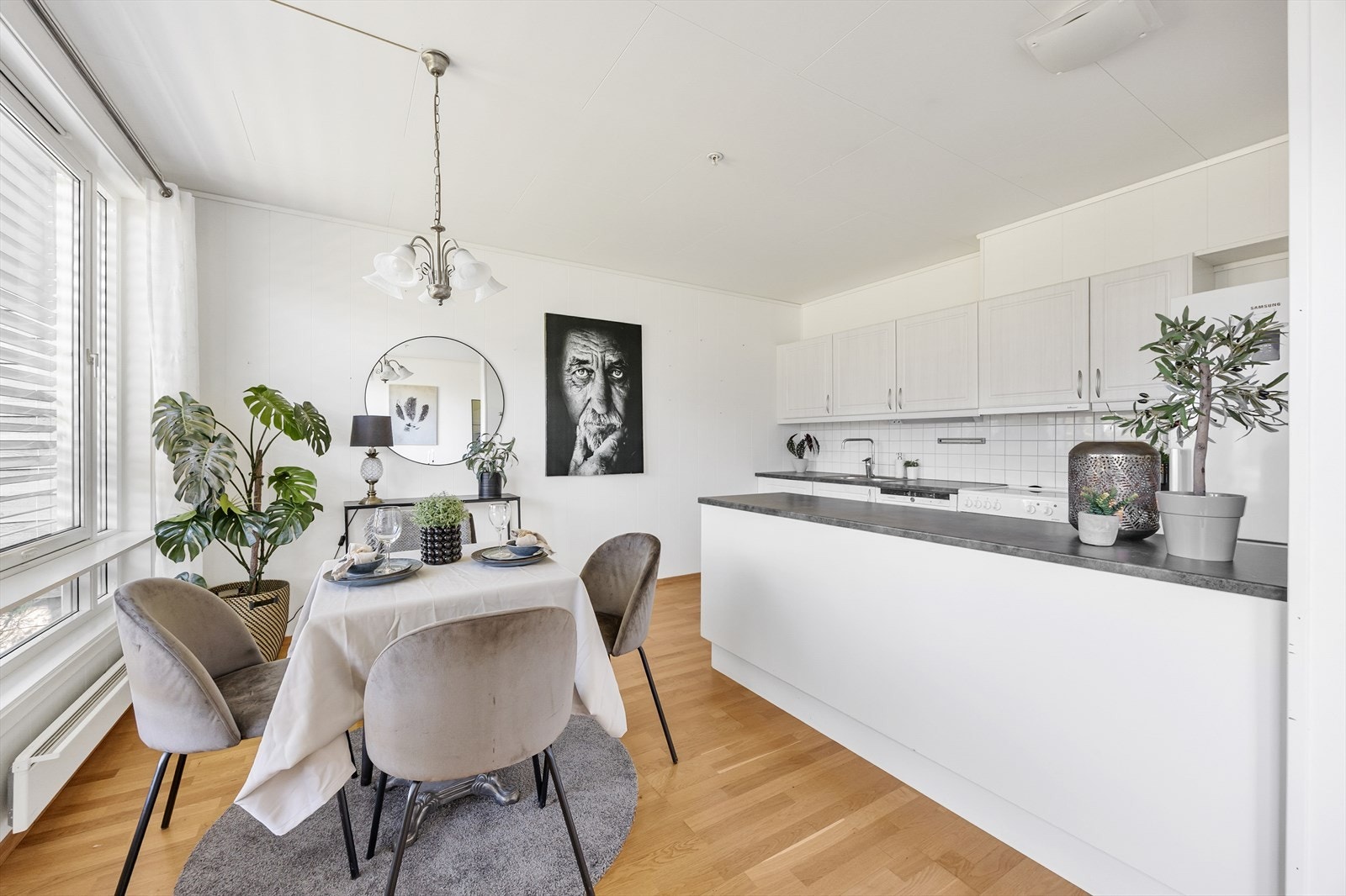 Spisestueplass utenfor kjøkkeninnredningen. Galleribilde