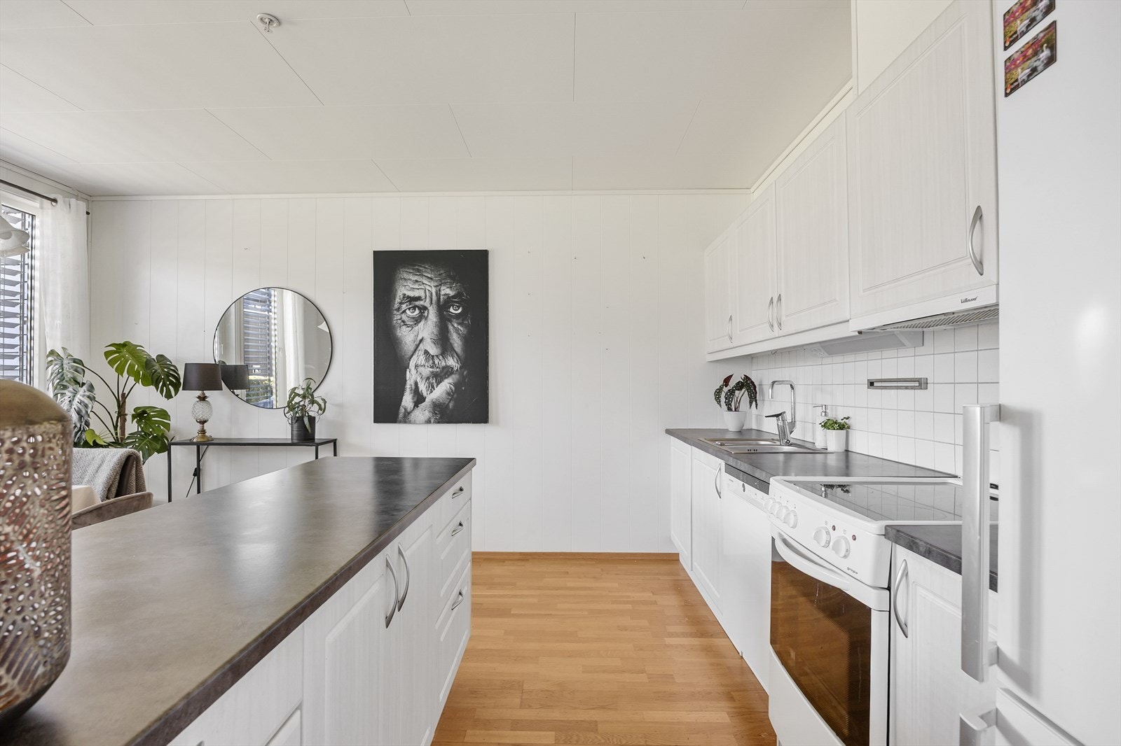 I kjøkkenet er det avsatt plass til frittstående hvitevarer. Hvitevarer medfølger i handelen. Galleribilde