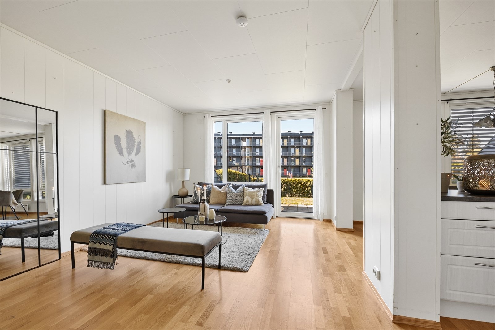 Lys og fin stue med store vindusflater som slipper inn godt med naturlig lys. Galleribilde