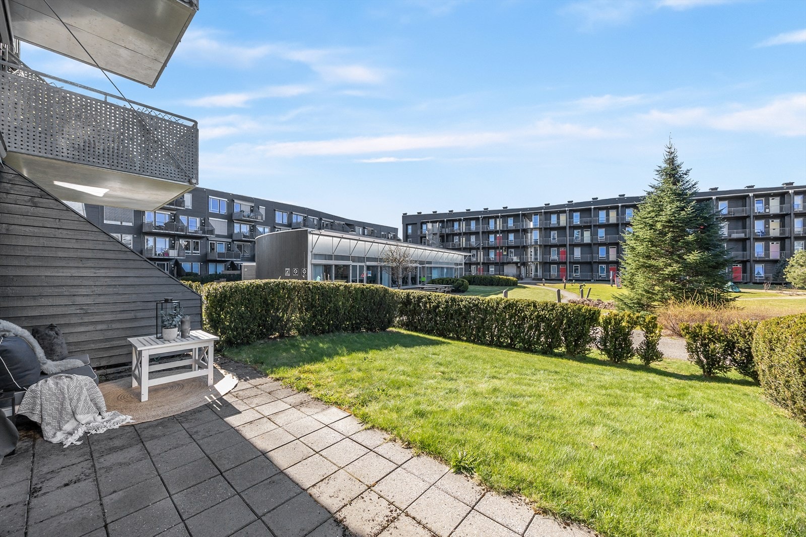 Utsikt til fellesområde og aktivitetshuset. Galleribilde