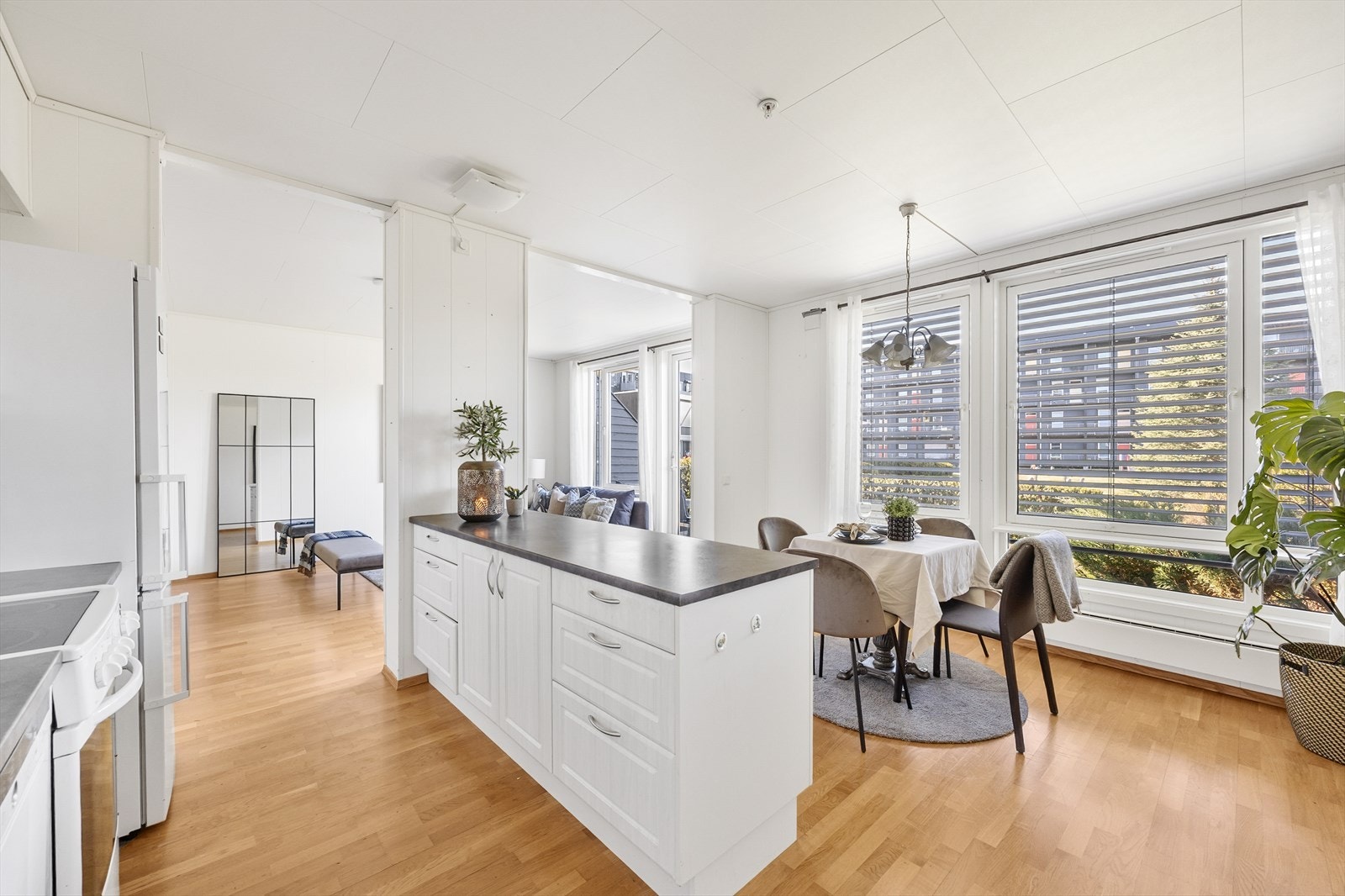 Ved kjøkkenet er det god plass til spisestue. Galleribilde