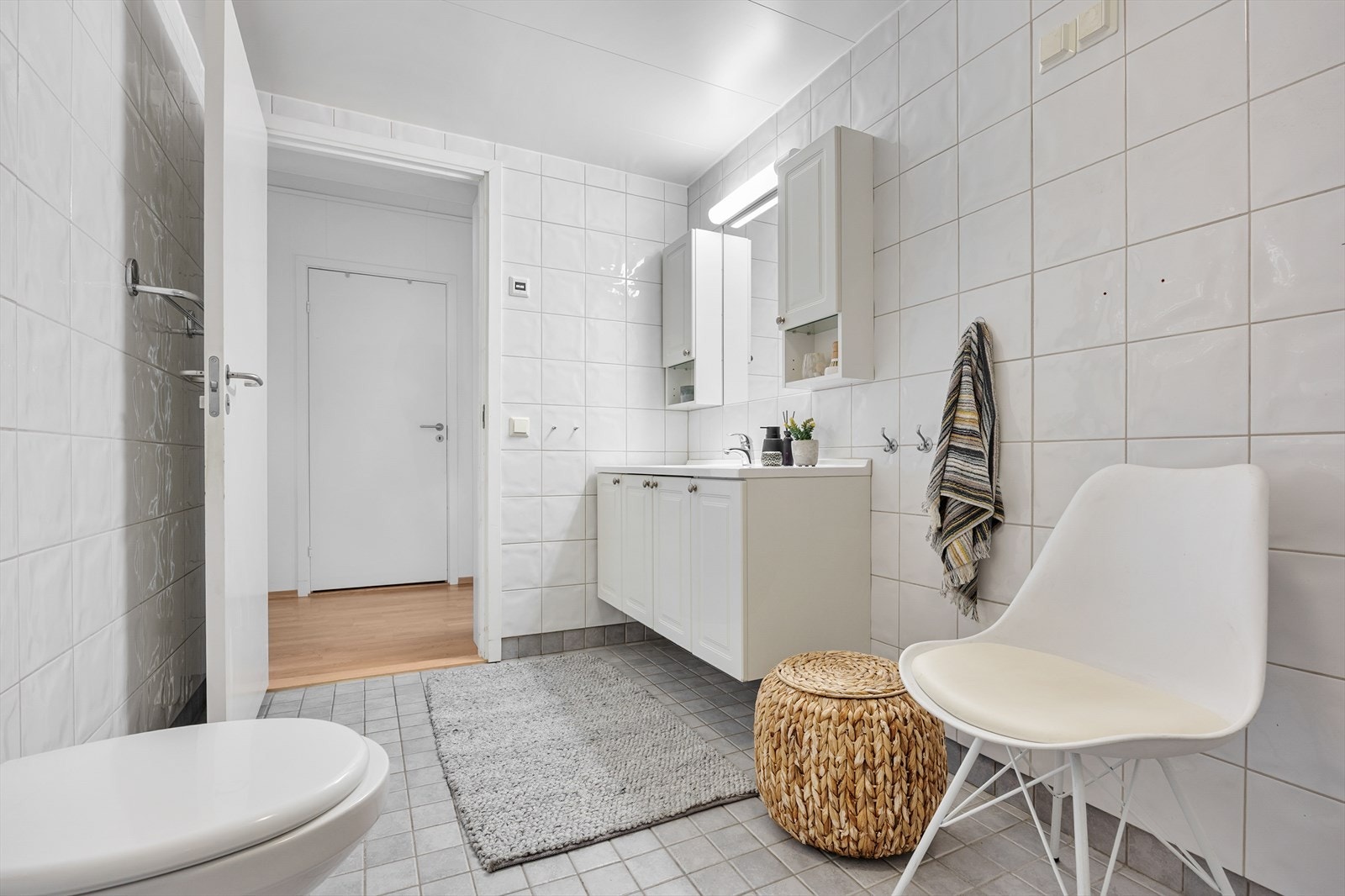 Det er også opplegg og plass til vaskemaskin på badet. Galleribilde