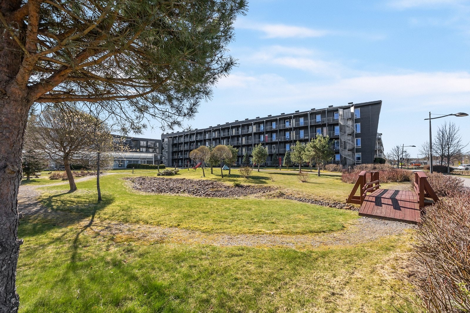 Koselig liten bru på fellesområdet. Galleribilde