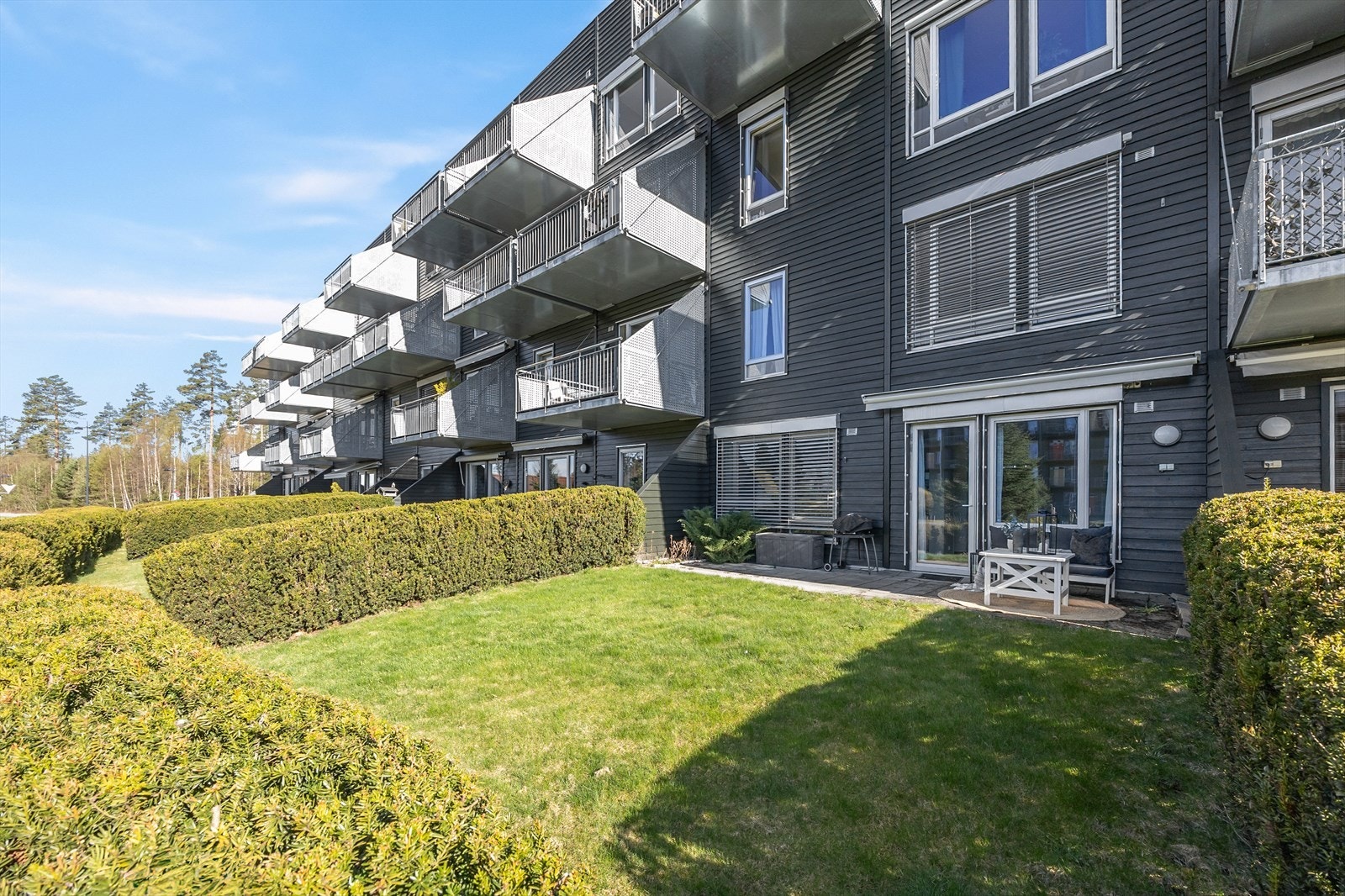 Leiligheten har markterrasse utenfor stuen, samt en liten gressplen mot hekk på borettslagets fellestomt. Galleribilde