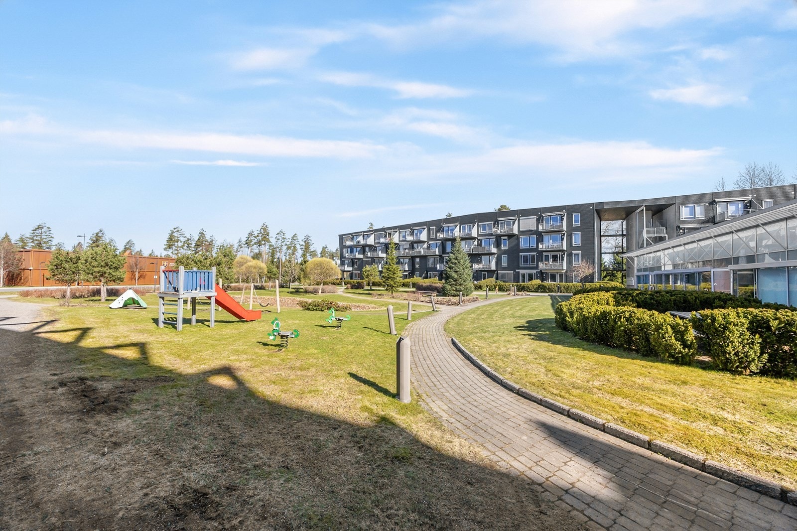 Lekeplass for de minste på borettslagets tomt. Galleribilde