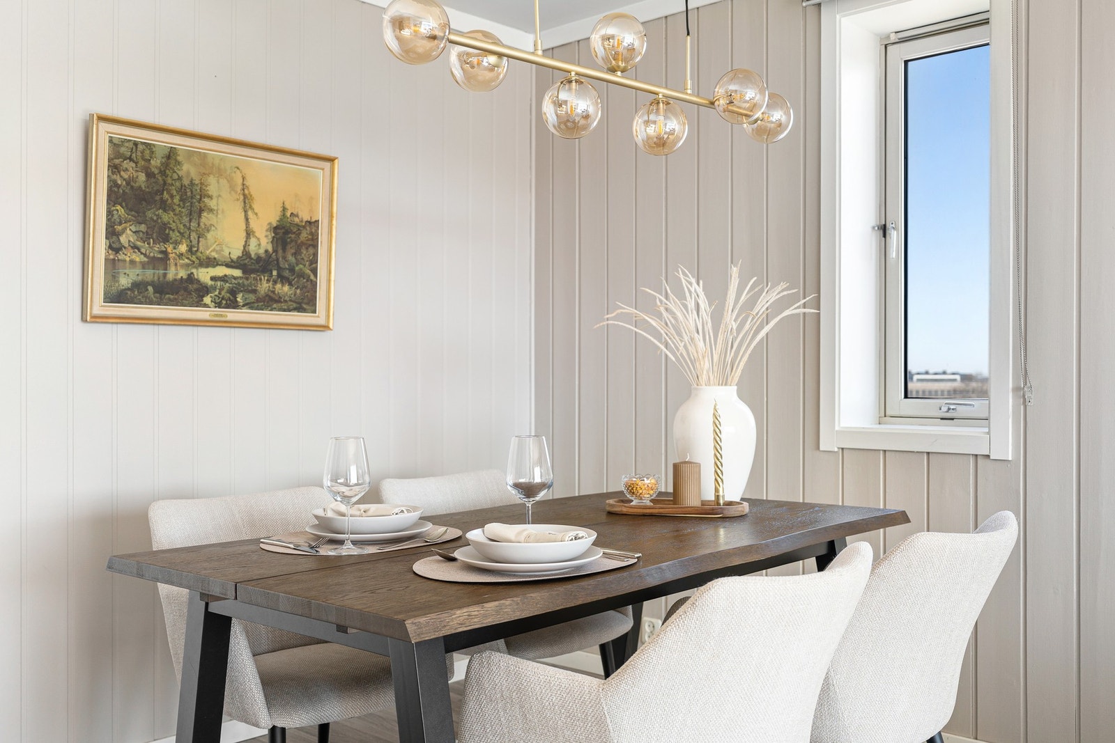 Spisebordet finner sin naturlige plass ved stuen. Galleribilde