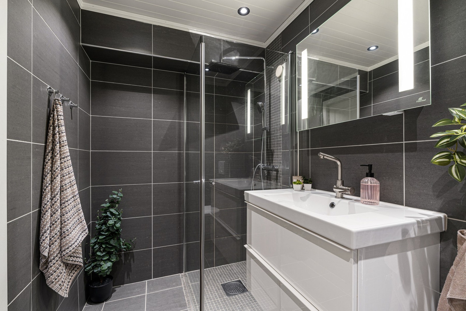 Badet har elektriske varmekabler i gulvet. Galleribilde