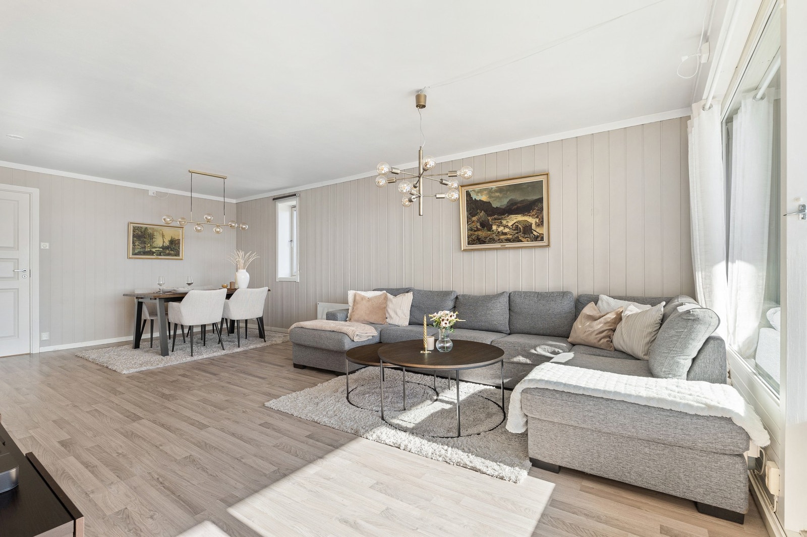 Store vindusflater som slipper inn rikelig med lys som fremhever de lyse fargetonene. Galleribilde