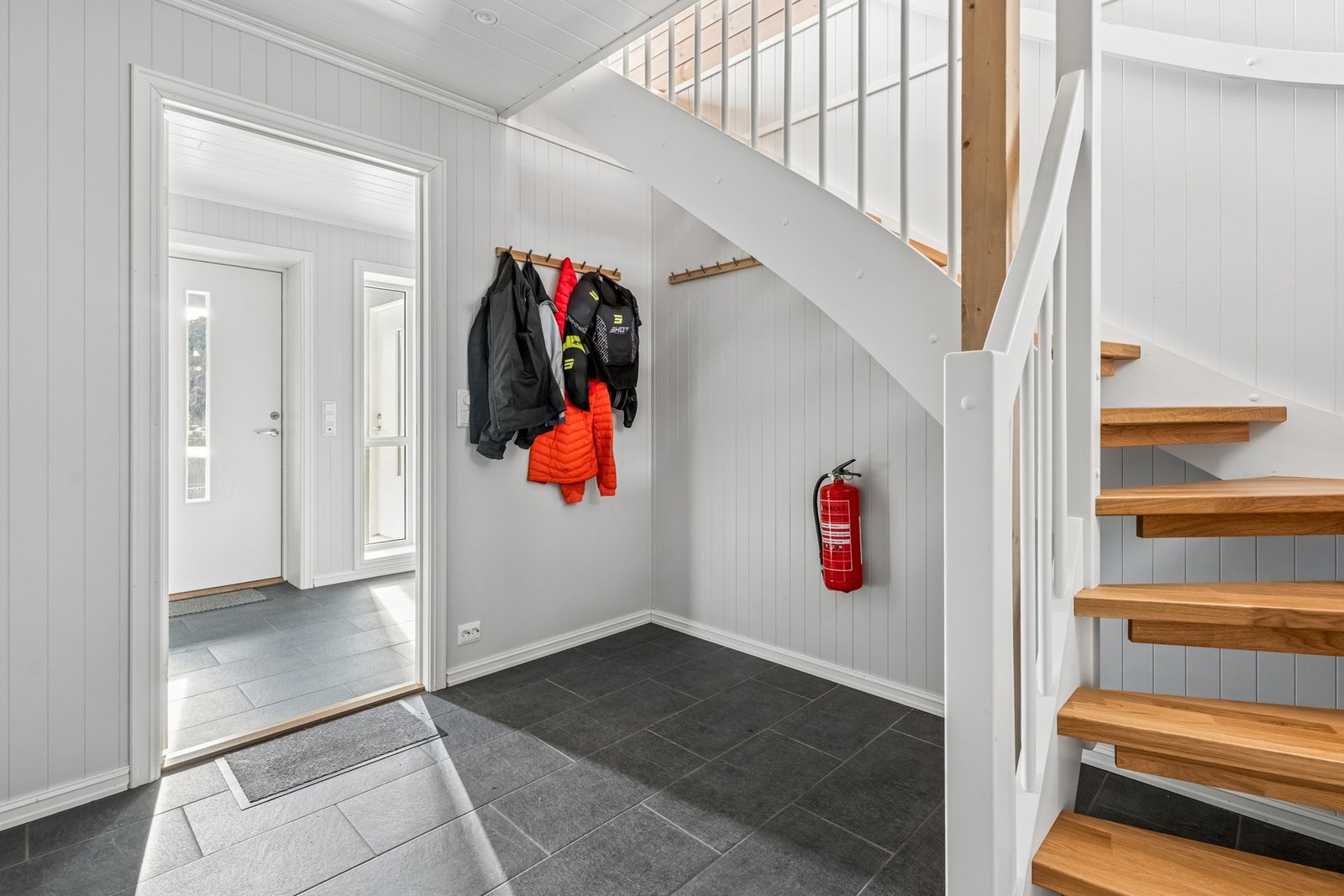 - Trapp ned, lys entré med varmekabler. Underetasjen er to disponible rom, rommene er ikke godkjent til varig opphold - Galleribilde