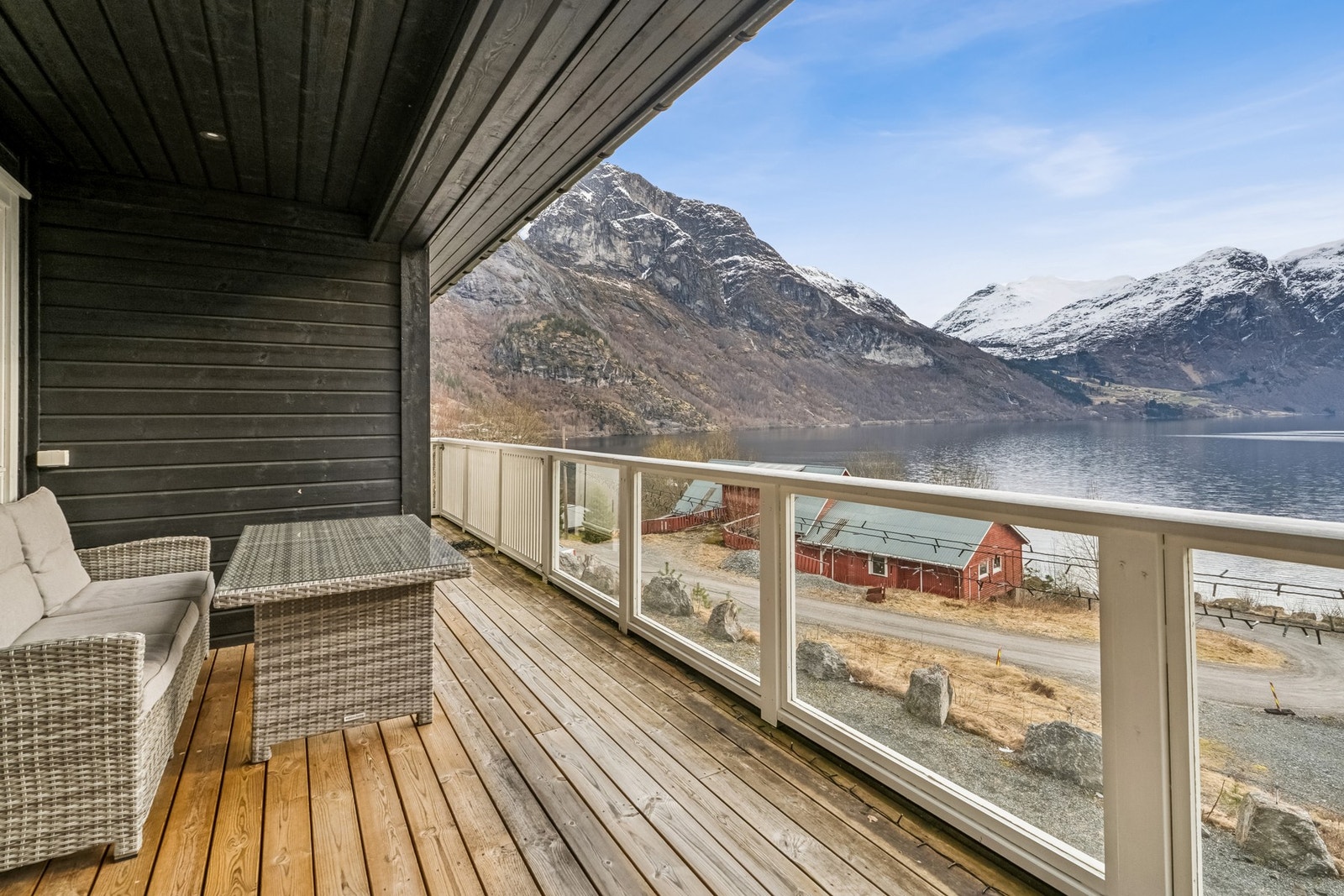 - Stor veranda hvor du kan nyte den vakre utsikten og varme sommerdagene - Galleribilde