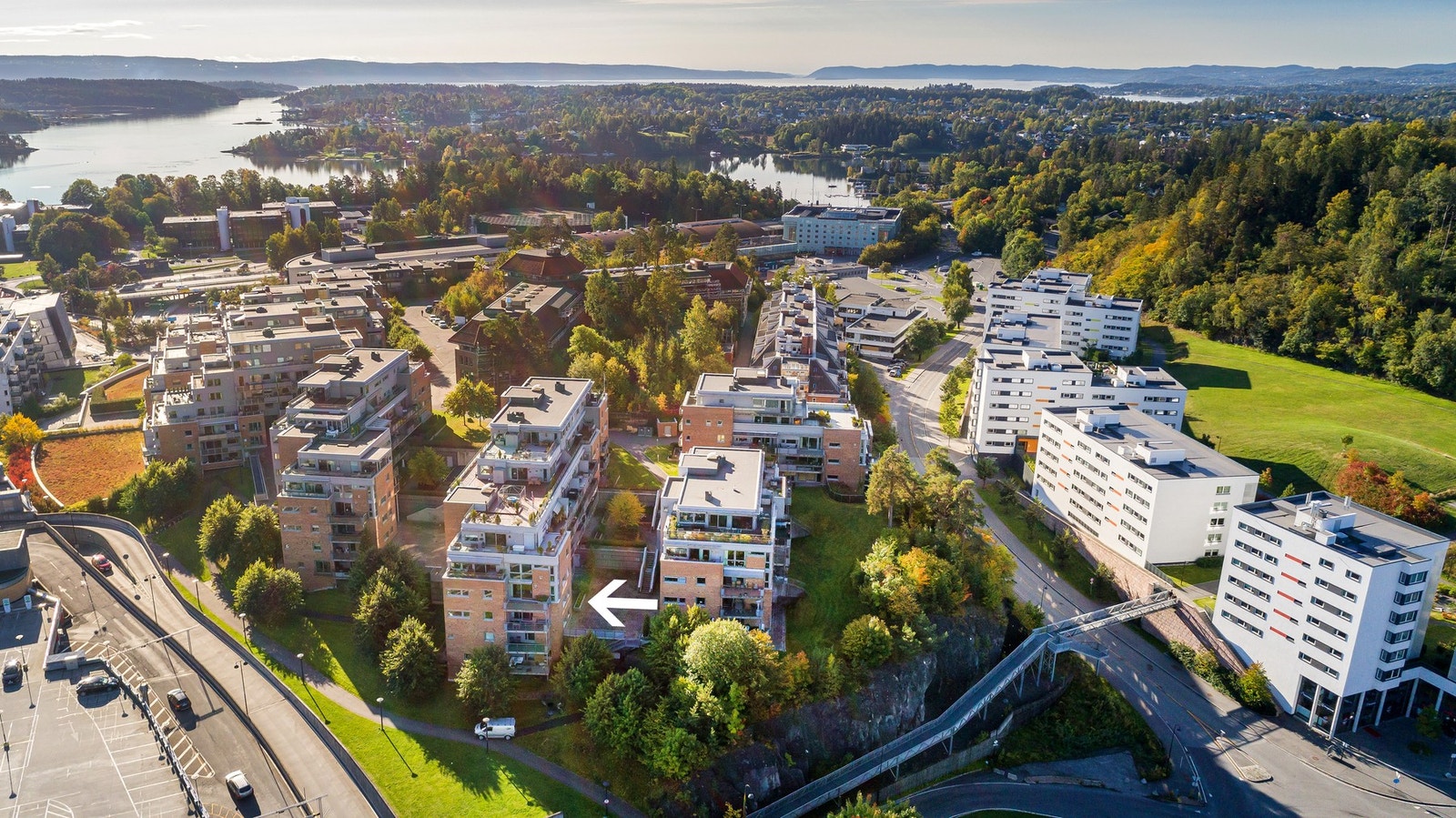 Kjørbokollen ligger tilbaketrukket og fjordnært til på høyden over Sandvika sentrum Galleribilde