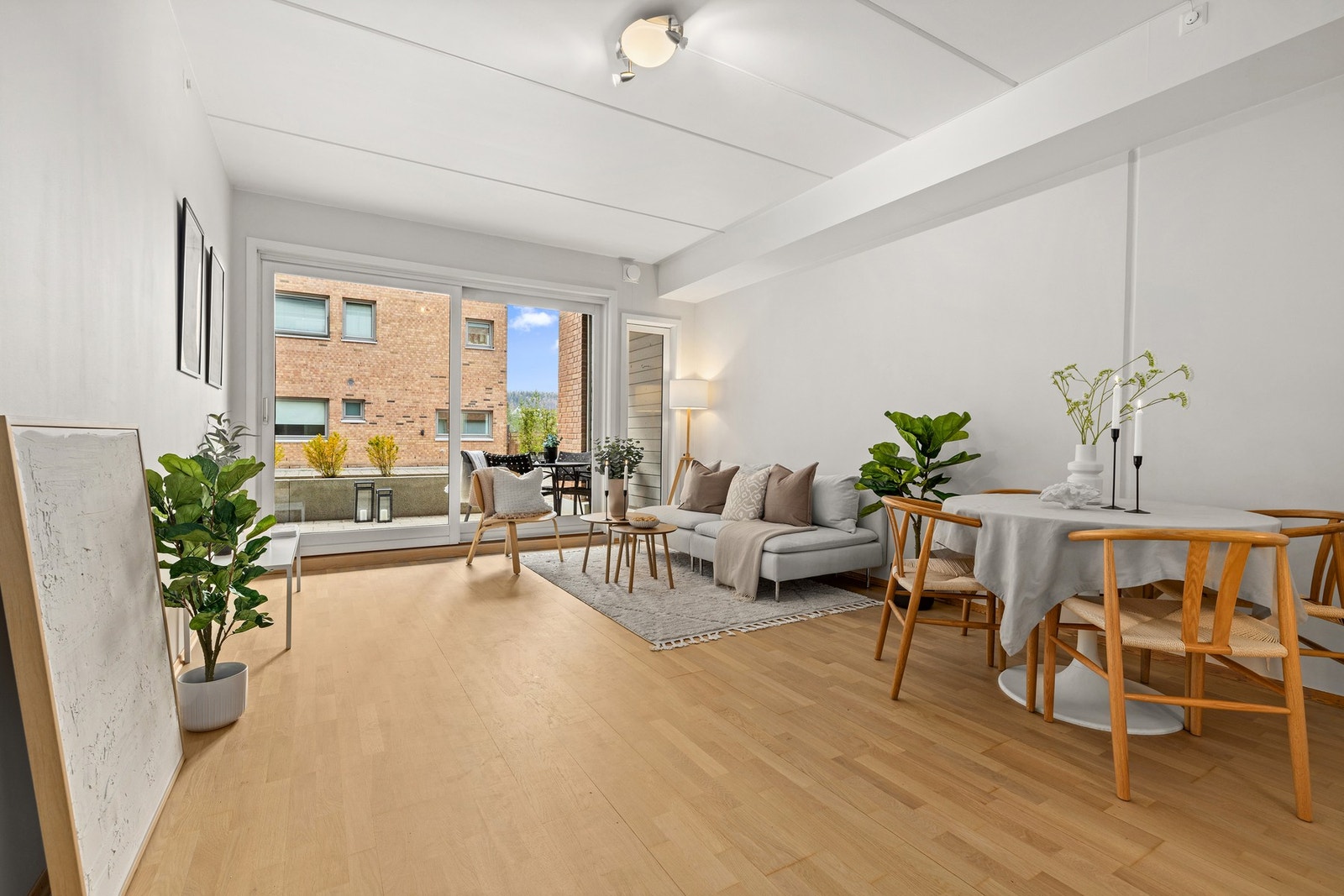 Stuen med utgang til terrasse har rom for sofagruppe, og en spiseplass passer fint i overgangen til kjøkken Galleribilde