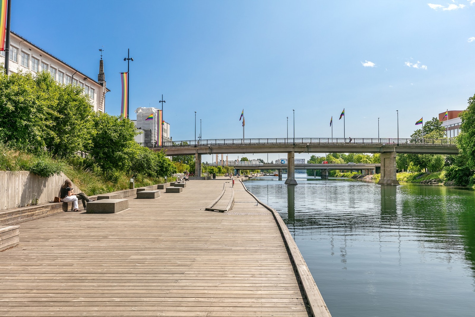 Elveløpet i Sandvika sentrum har en oppgradert promenade med uteserveringer og gjestebrygge Galleribilde