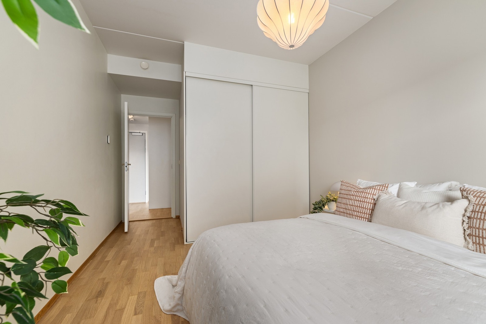 Soverommet er utstyrt med skyvedørsgarderobe Galleribilde