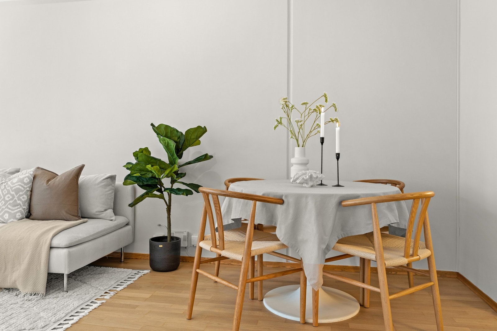 Stue med rom for spiseplass.Stue og gang har nymalte vegger fra 2026 Galleribilde
