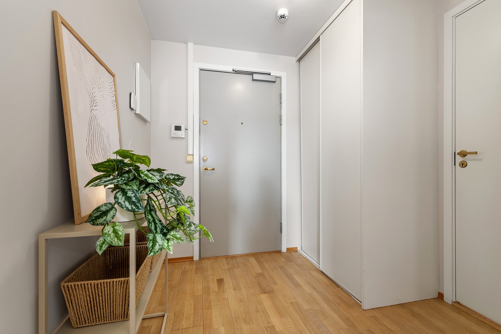 Entréen er utstyrt med garderobe, i tillegg er det oppbevaringsmuligheter i en kjellerbod på 5 m² Galleribilde