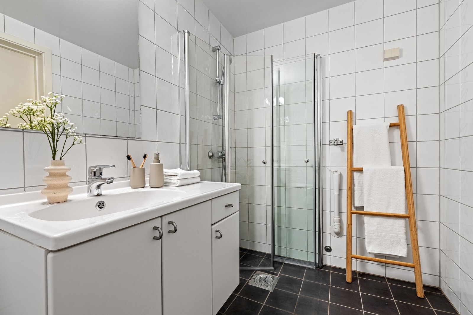 Badet har opplegg for vaskemaskin, og oppvarming med behagelig vannbåren varme i gulv Galleribilde
