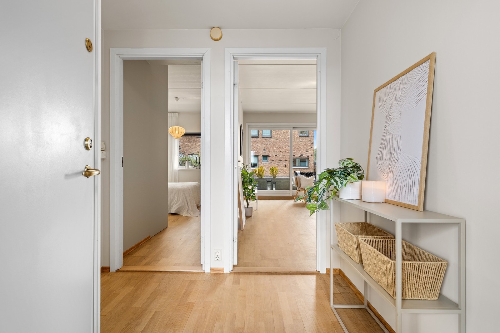 Både entré, soverom og stue/kjøkken har gulv med nyslipt parkett og behagelig oppvarming med vannbåren varme Galleribilde
