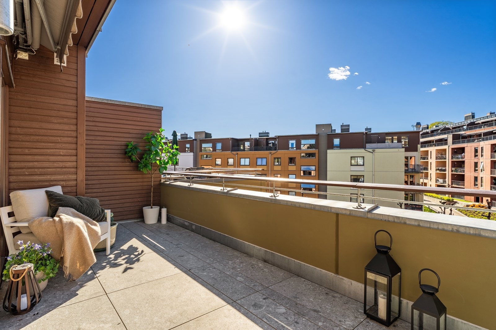 Verandaen ligger vestvendt og er på generøse 17 m². Verandaen har nye fliser og utebod fra 2024. Galleribilde