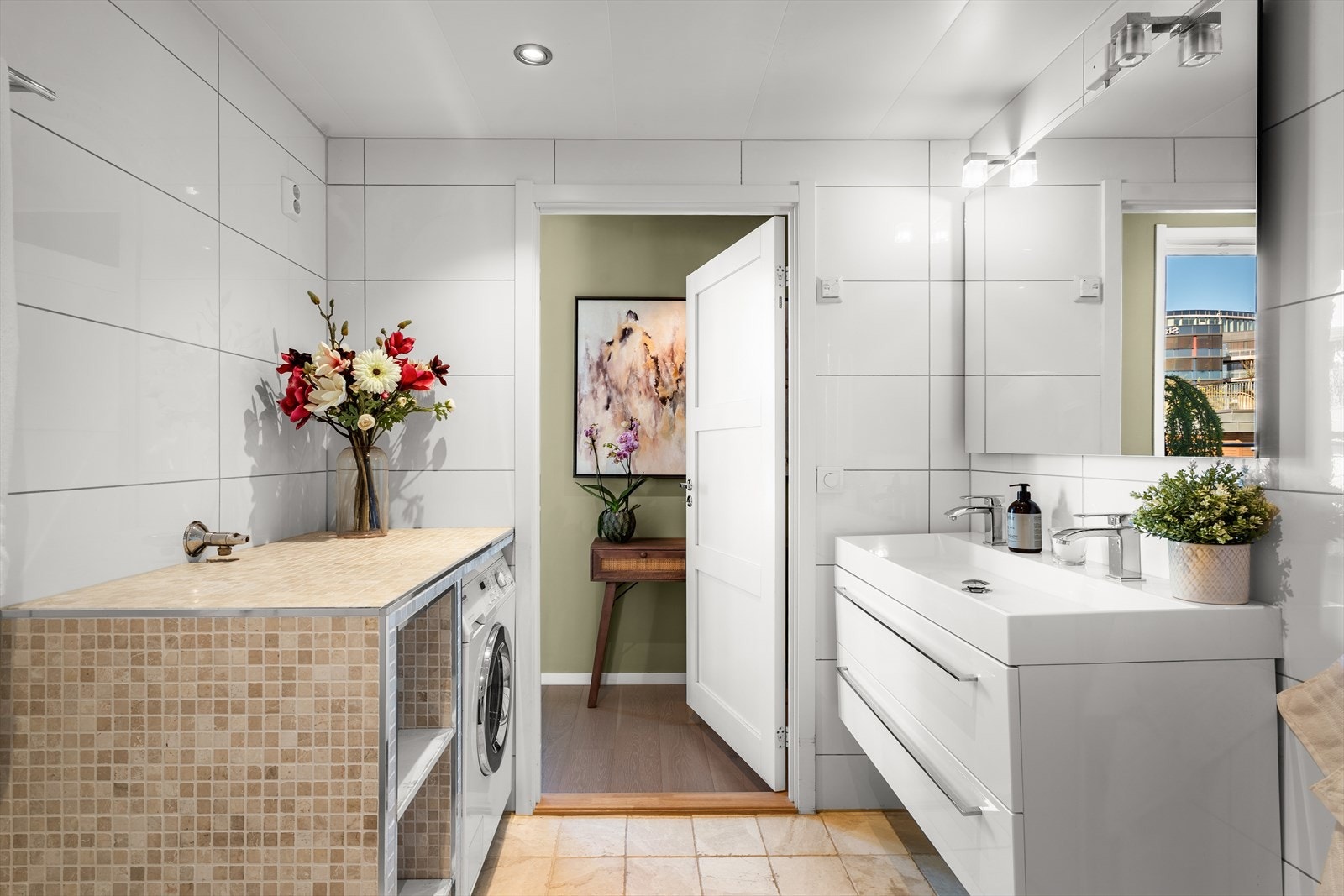 Badet har baderomsinnredning med benkeskap, servant og speil med belysning. Galleribilde