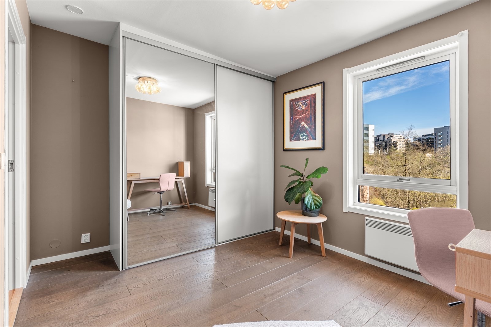 Rommet har en stor skyvedørsgarderobe med speilfronter som gir en god romfølelse. Galleribilde