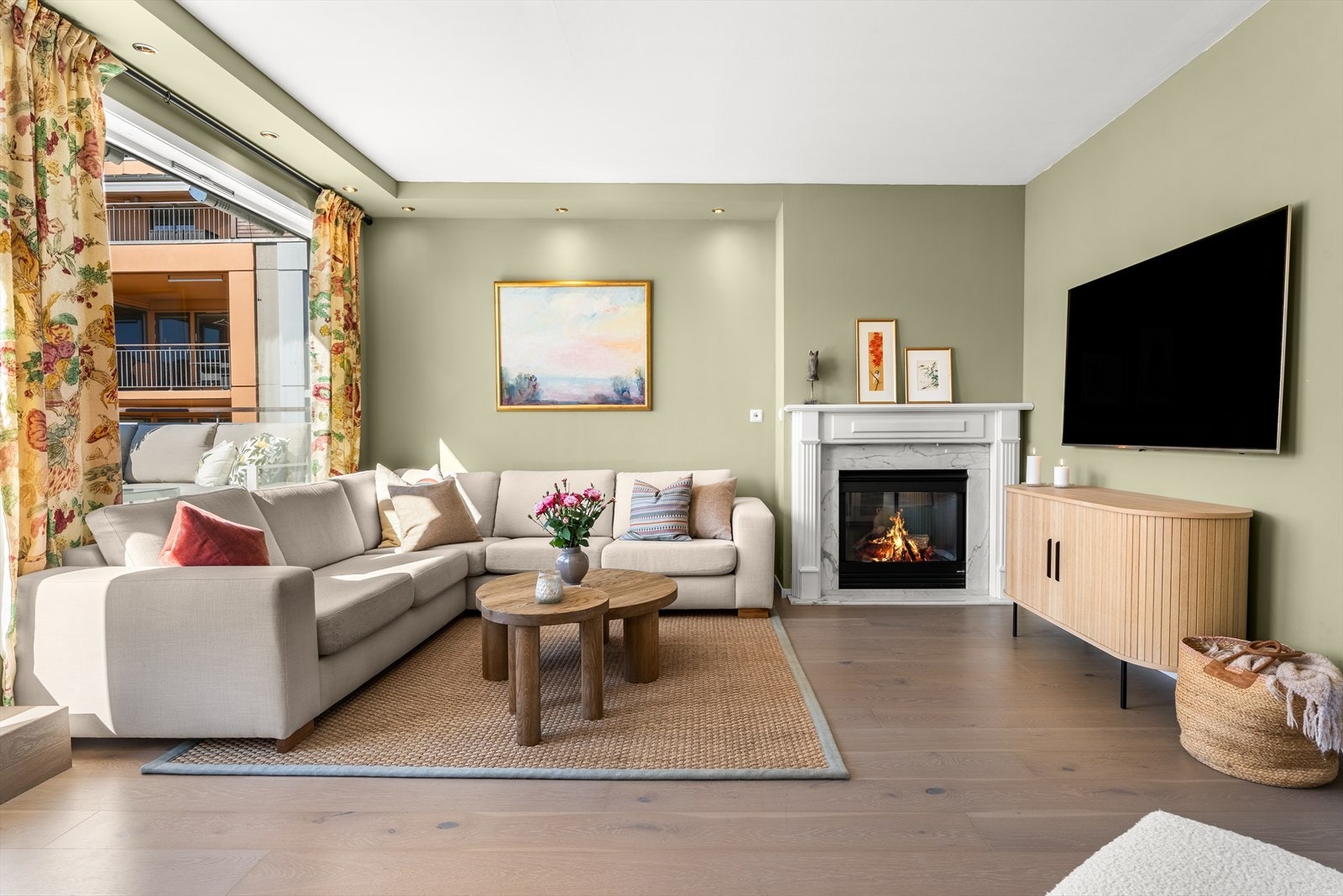 Stuen har god plass til en romslig sofagruppe og er et naturlig samlingspunkt i leiligheten. Galleribilde