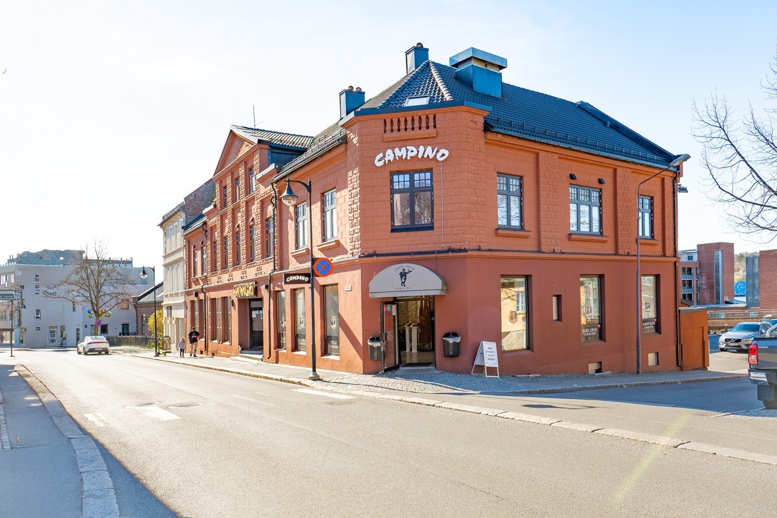 Fra Storgata er alt av bymessige fasiliteter og servicetilbud lett tilgjengelig, i tillegg til barnehager, skoler, grøntområder, fjord og sjø - og ikke minst kun 4 min. gange til tog. Galleribilde