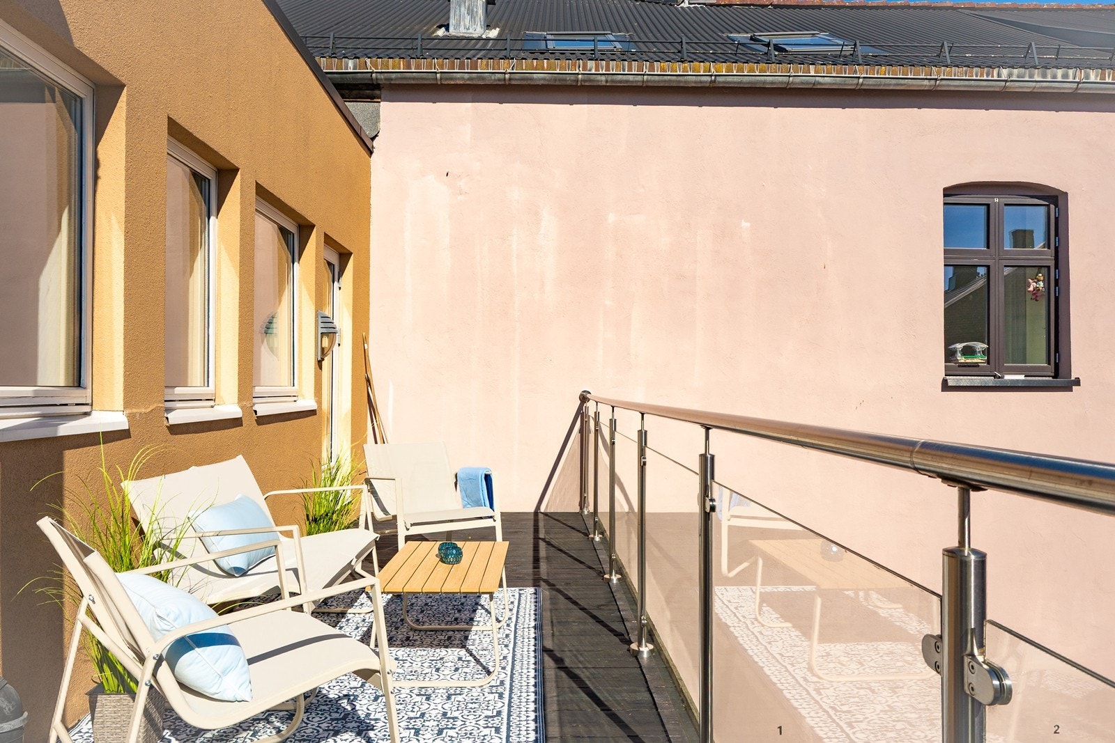 Nyt avslapning eller hyggelige måltider med gode solforhold fra tidlig formiddag til ettermiddag. Galleribilde