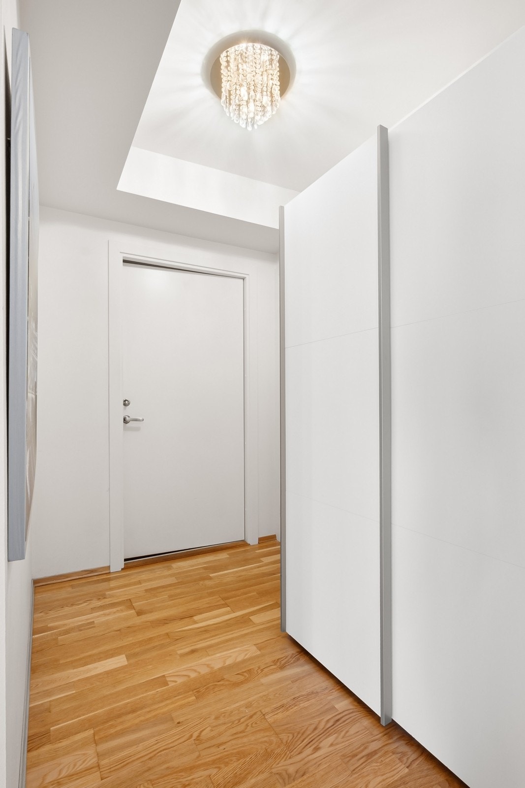 Entreen har skyvedørsgarderobe for enkel orden i ytterklærne og herfra er det tilgang til en liten bod. Galleribilde