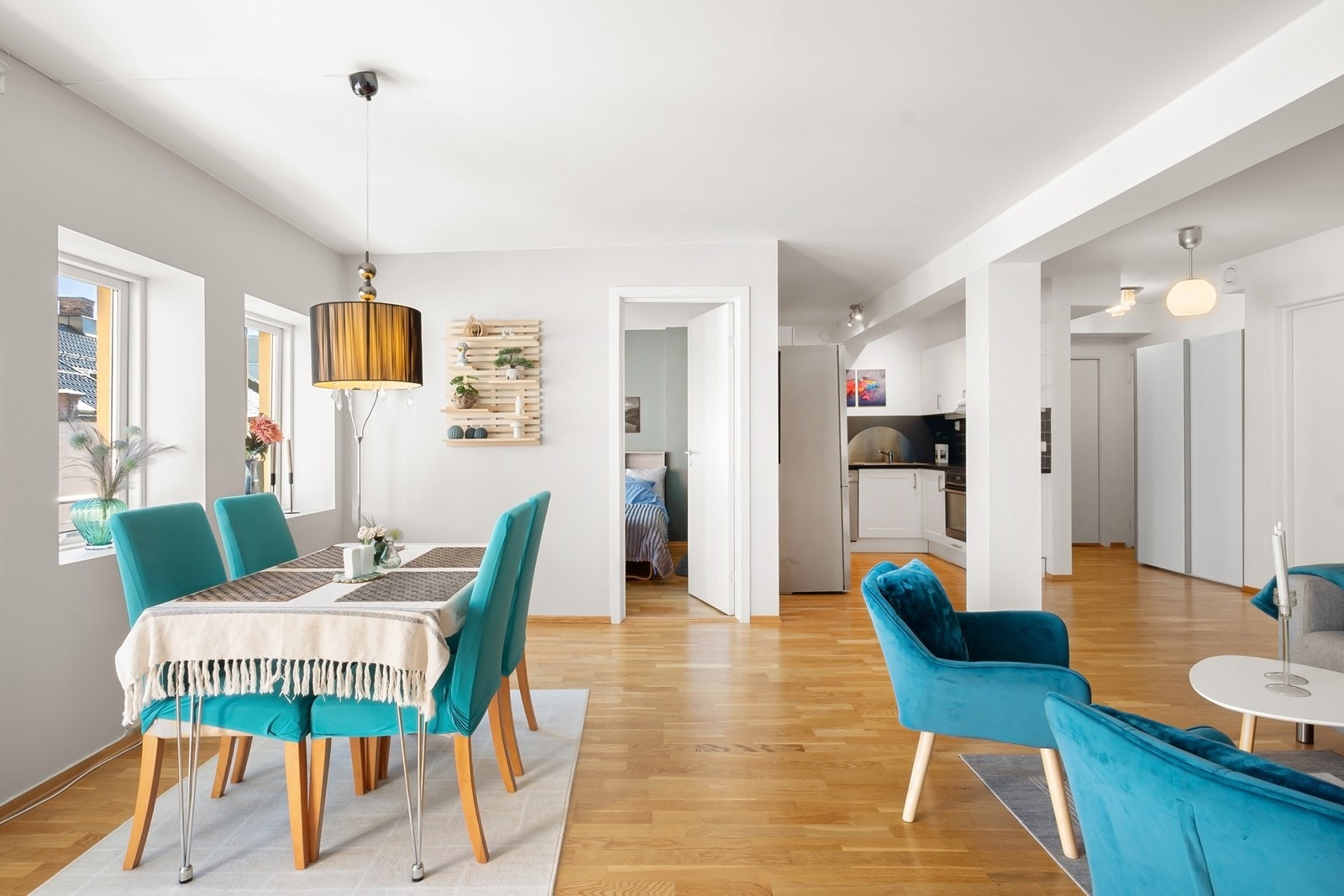 Stuen er et åpent og lyst allrom med rom for møblering etter ulike behov, både spisestue og sofagruppe. Galleribilde