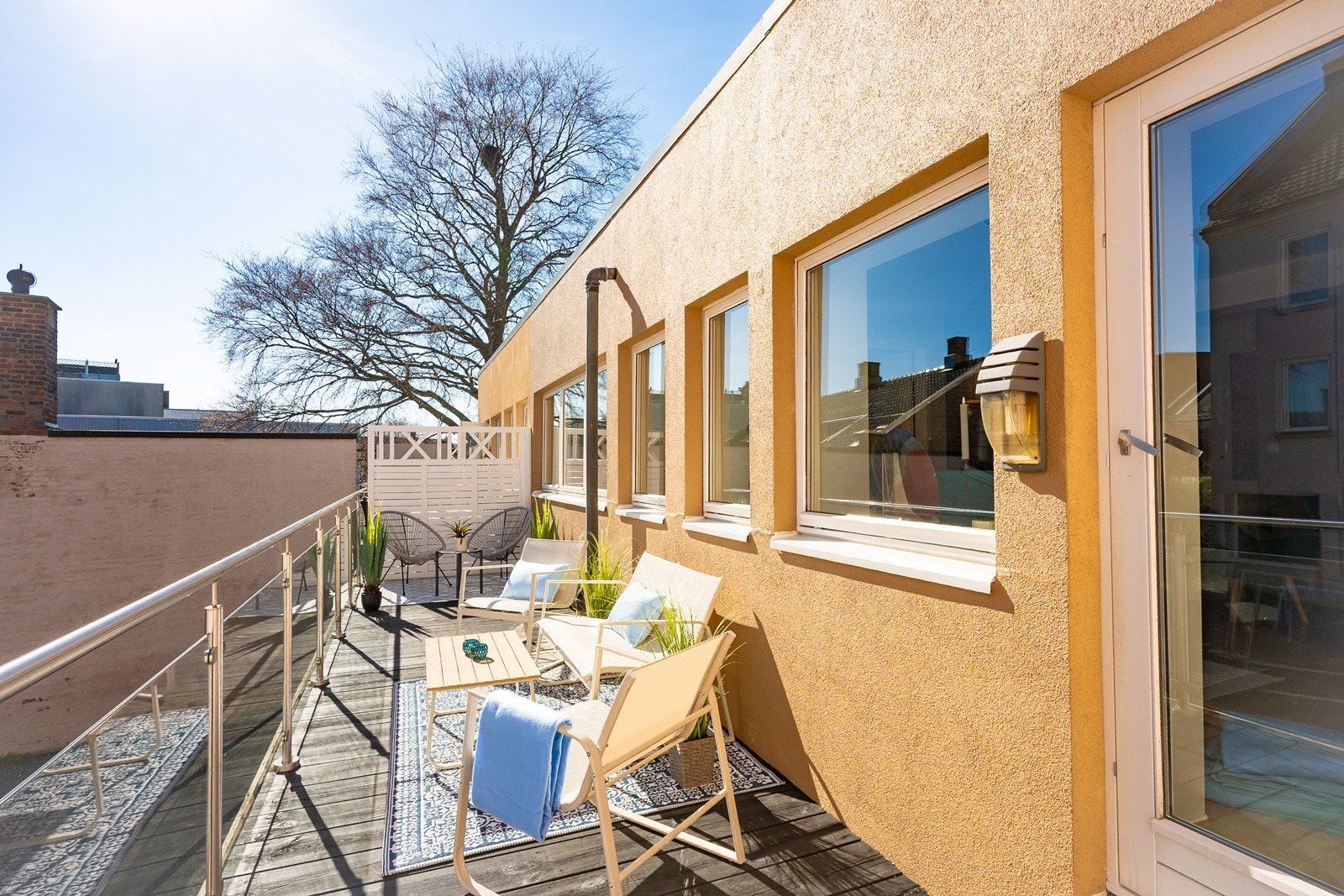 Til tross for at du bor midt i byen er det kort vei til flotte friområder om man skulle ønske en pause fra egen veranda. Galleribilde