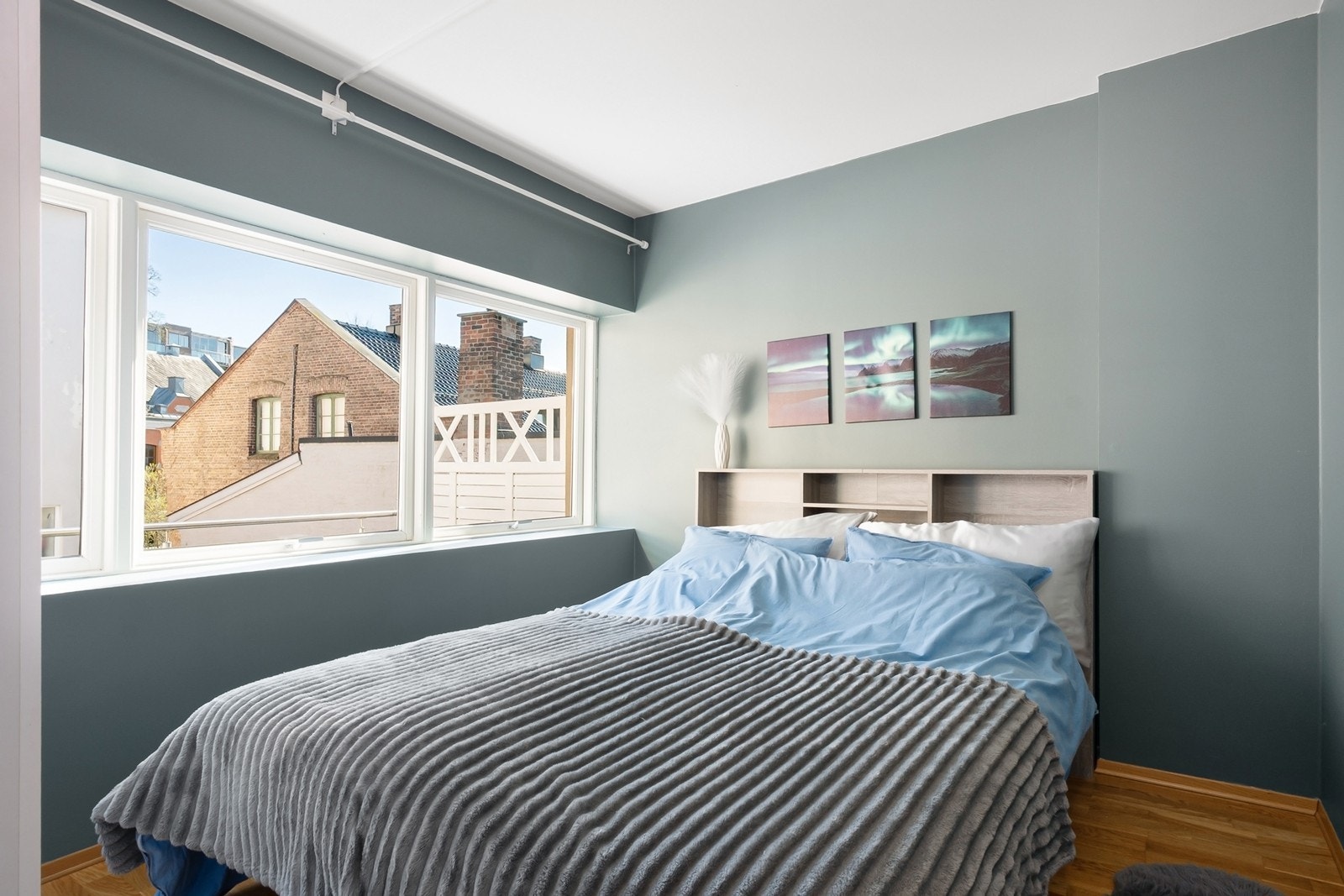 Leiligheten har to soverom med eikeparkett og moderne overflater. Soverom mot syd er etablert i del av stue med store vinduer mot egen uteplass. Galleribilde