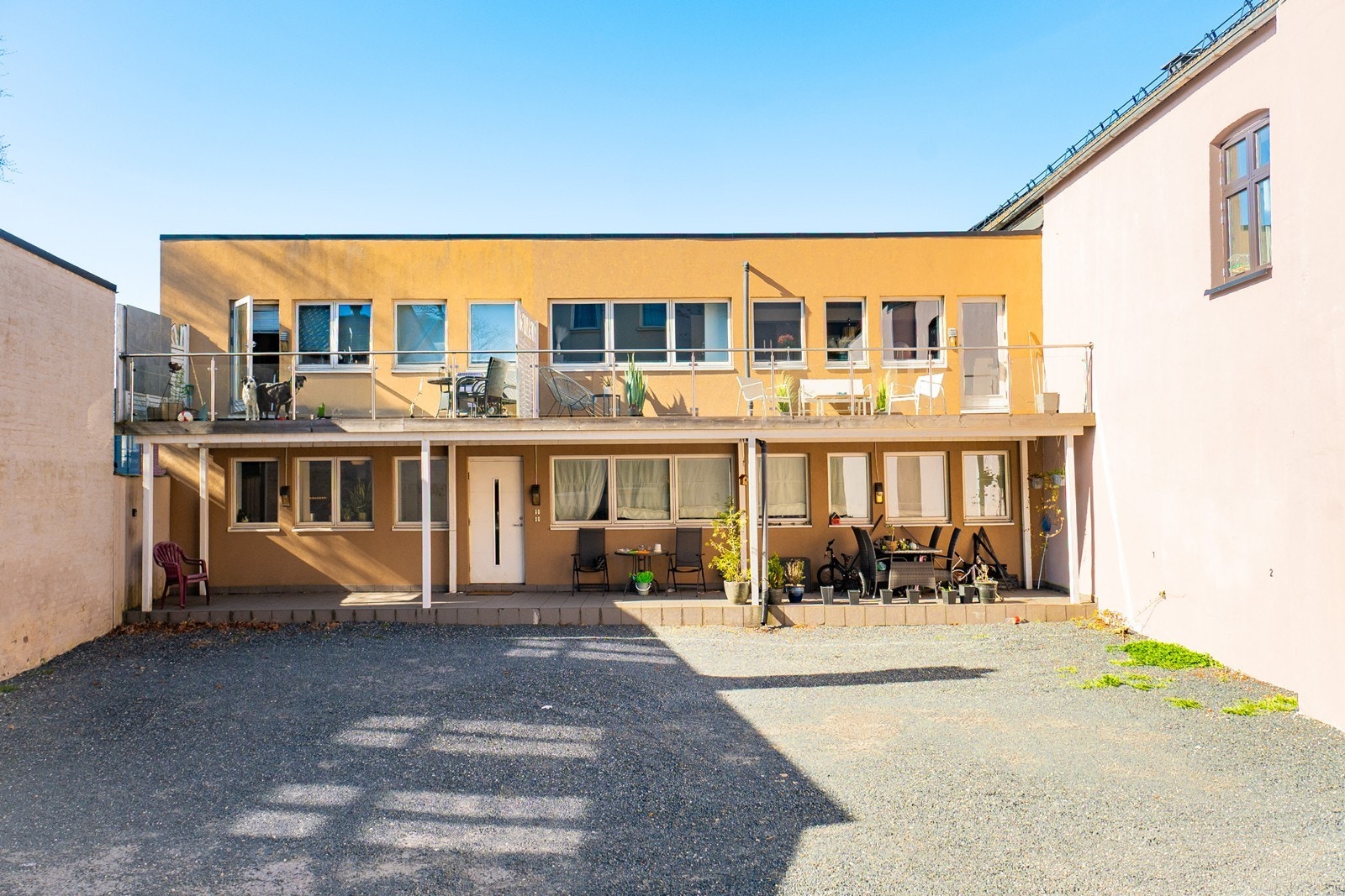 Intimt og trivelig bofellesskap med tilbaketrukket beliggenhet midt i sentrum. Leiligheten disponerer merket parkeringsplass. Galleribilde