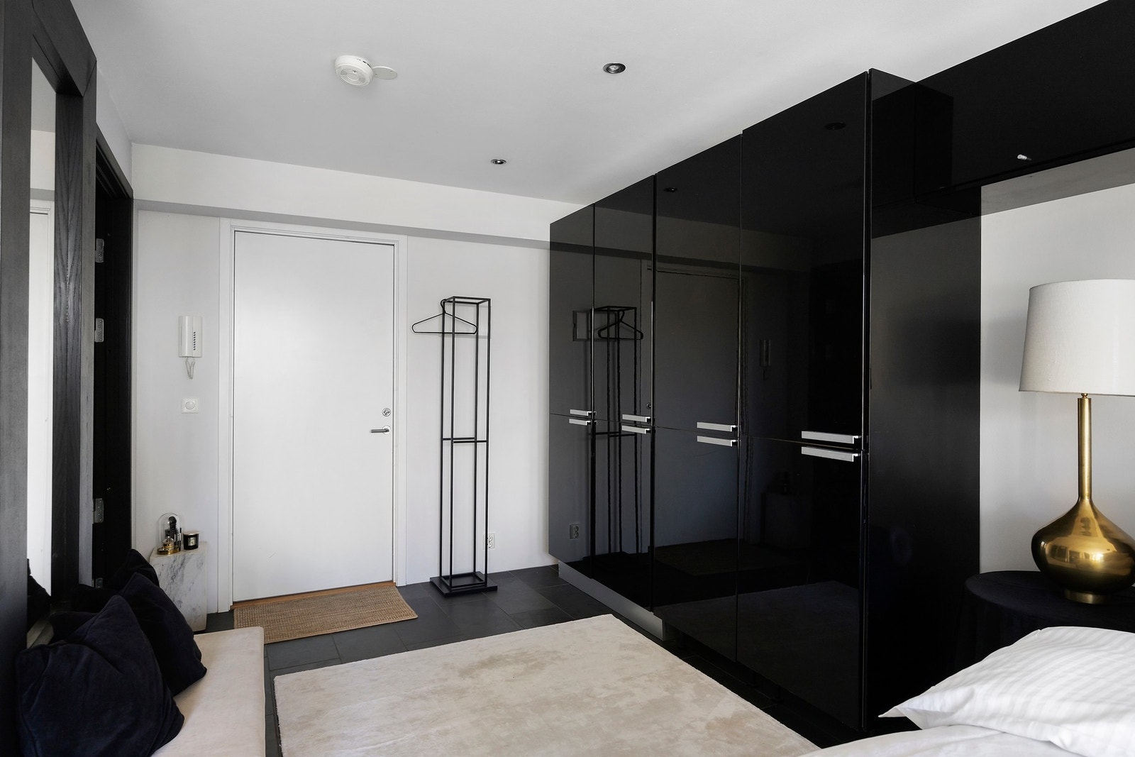 Velkommen inn ! Entré med plass til utemøbler og stor garderobe. Galleribilde