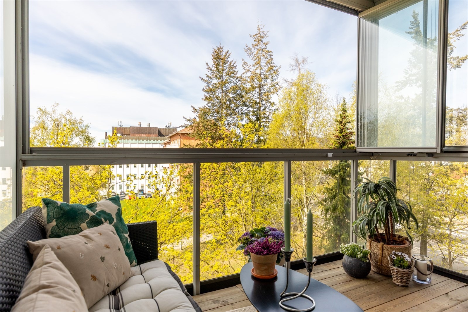 Gulvet har terrassebord og du blir sittende i din egen lille grønne oase Galleribilde
