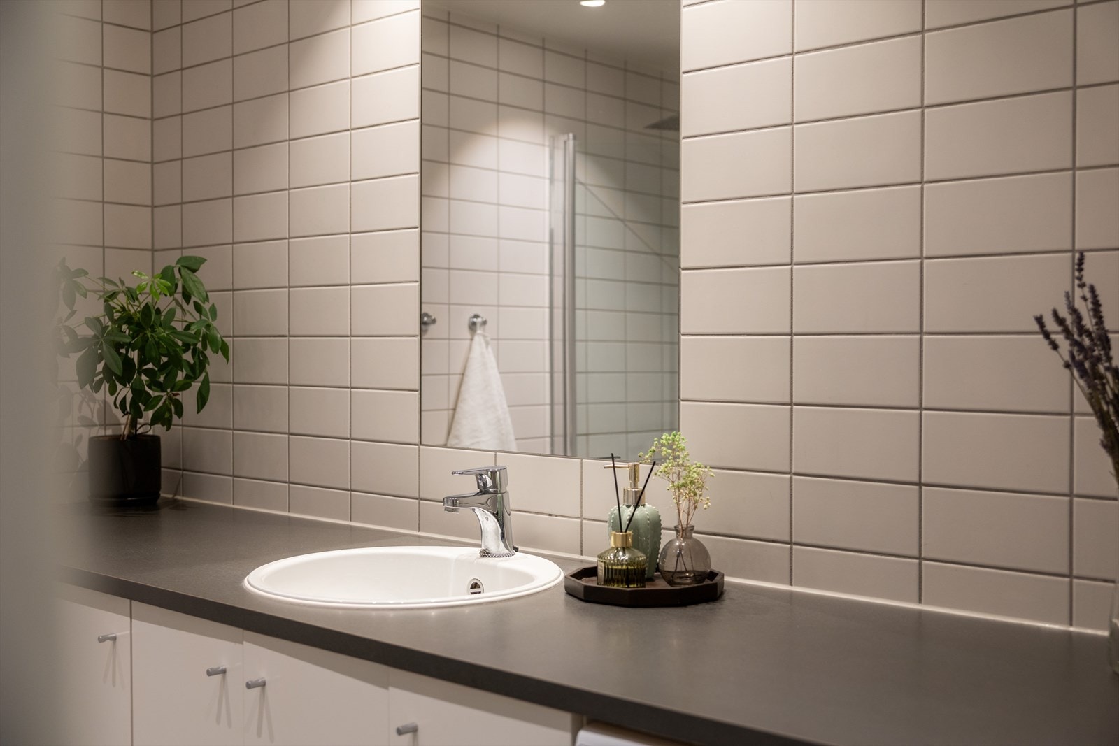Alle overflatene er flislagte - downlights i tak Galleribilde