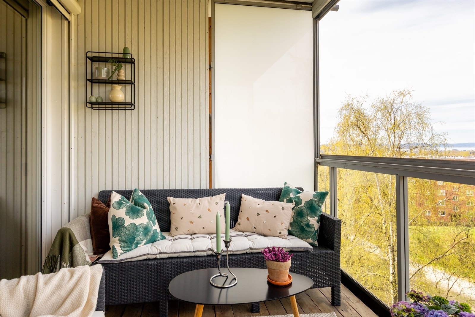 Det er tillat gass og elektrisk grill på balkongene - her har du sol fra ca. 14.30 til 21.30 Galleribilde