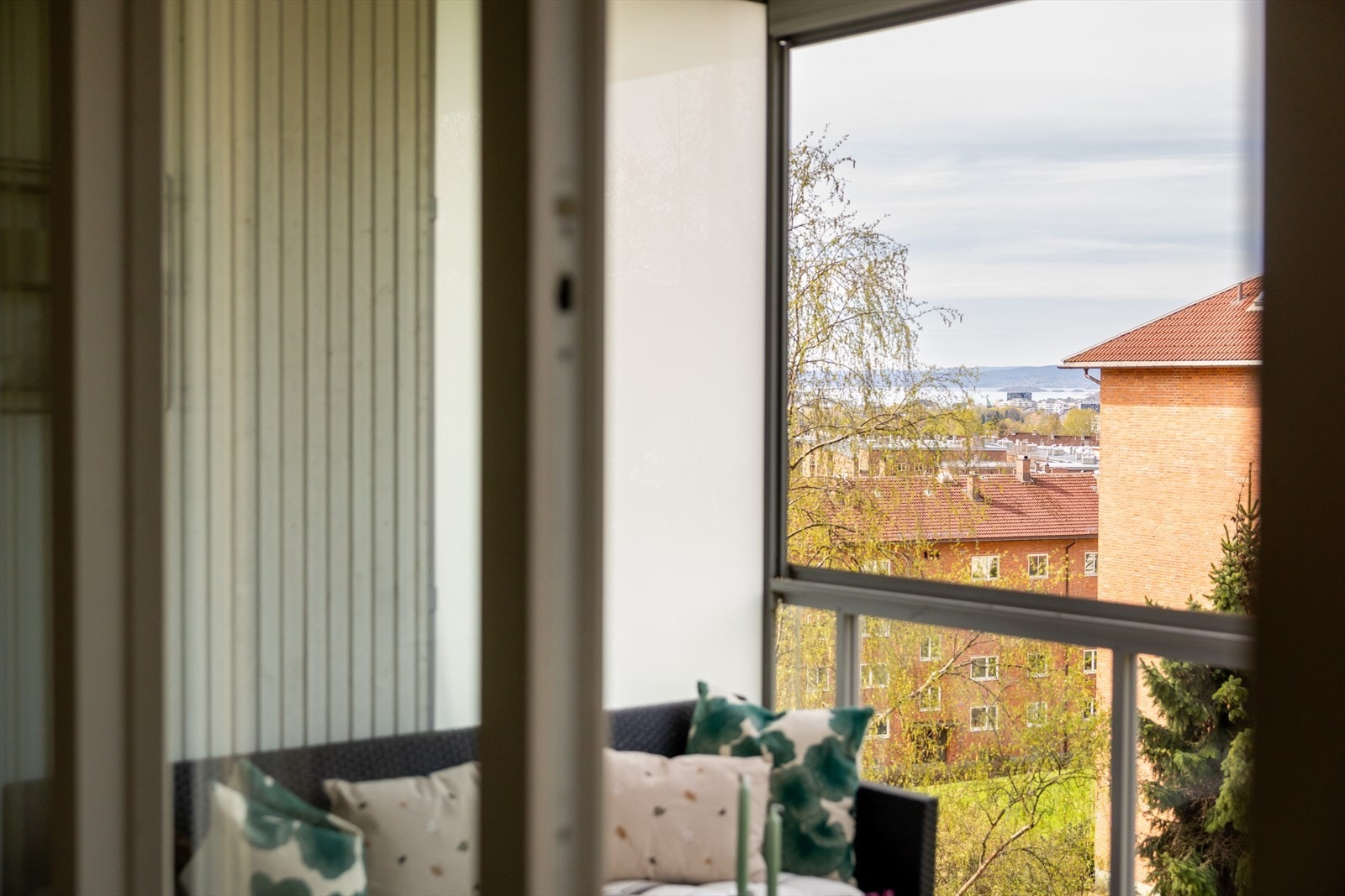 Den flotte utsikten ser du også inne fra boligen Galleribilde