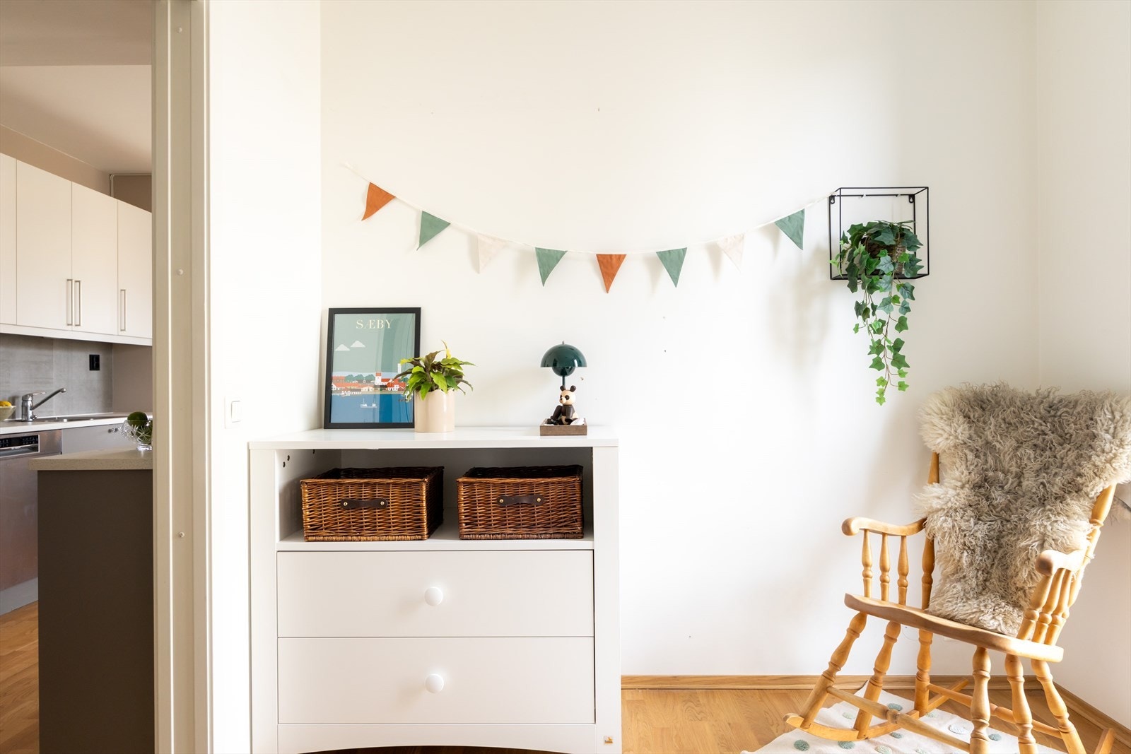 Her har du plass til garderobe, seng og leker Galleribilde