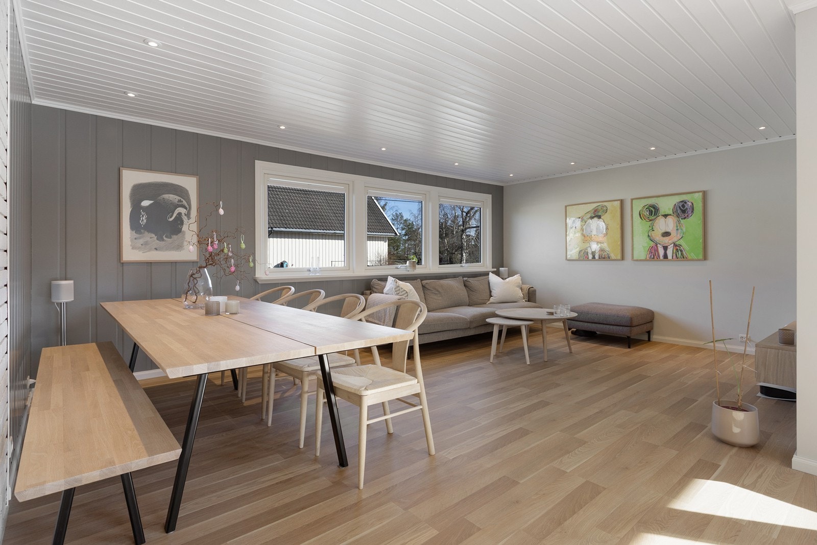 God plass til spisebord og sofagruppe i stue Galleribilde
