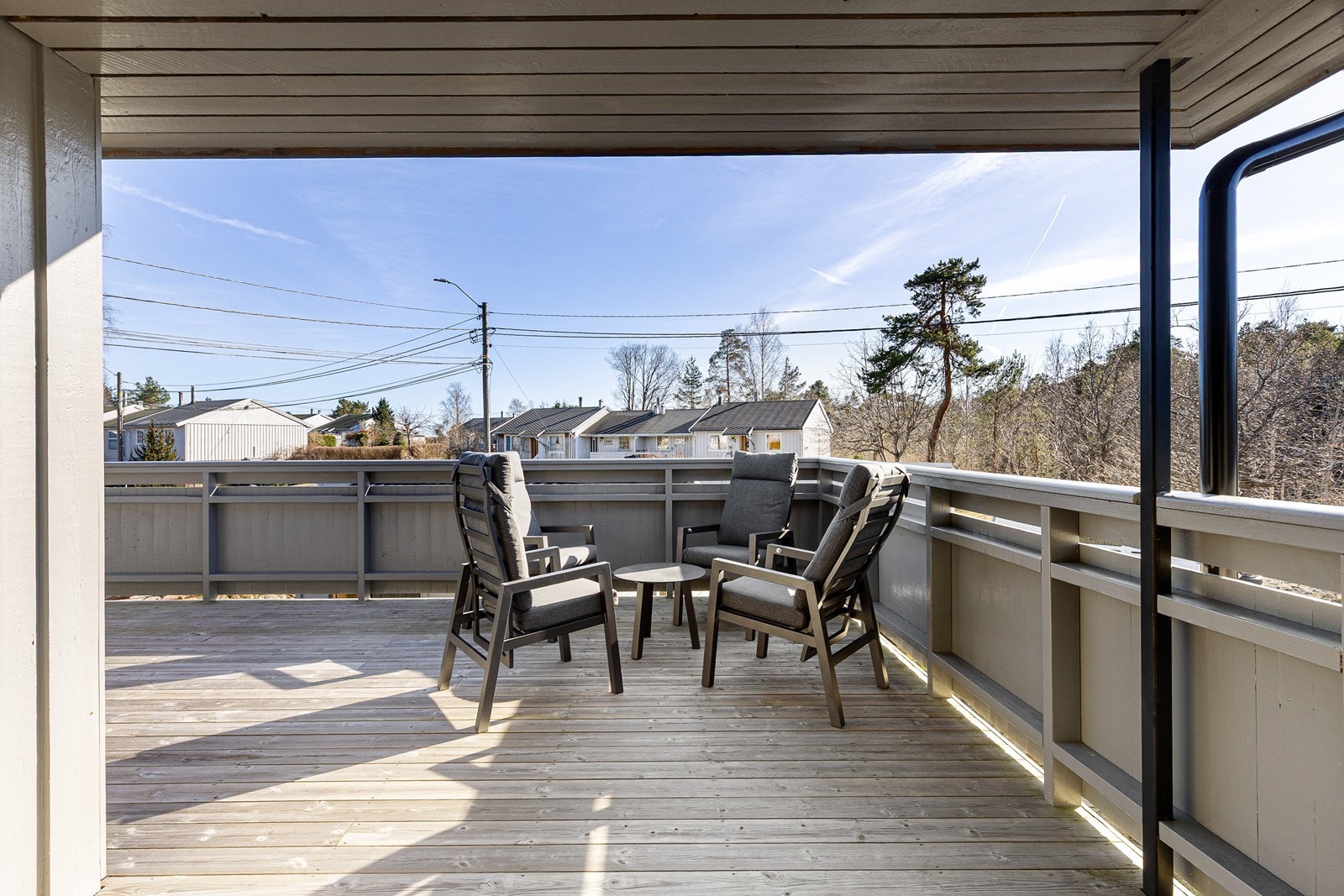 Romslig terrasse med god plass til flere sittegrupper Galleribilde
