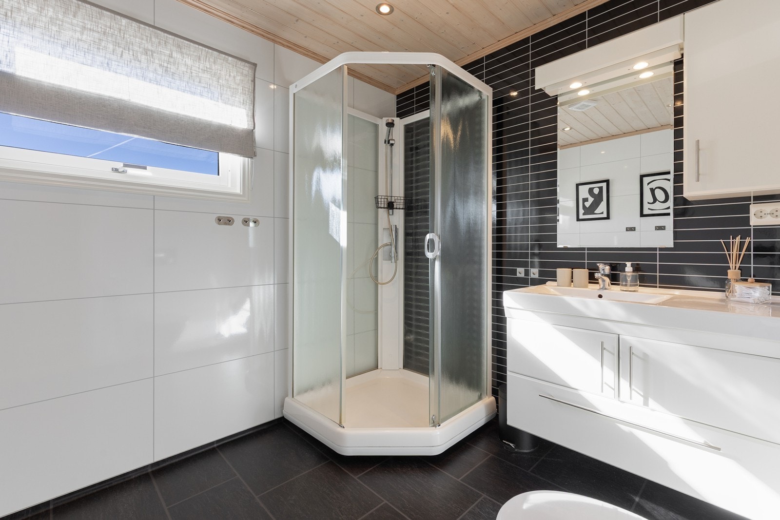 Badet er innredet med dusjkabinett, toalett og servant Galleribilde