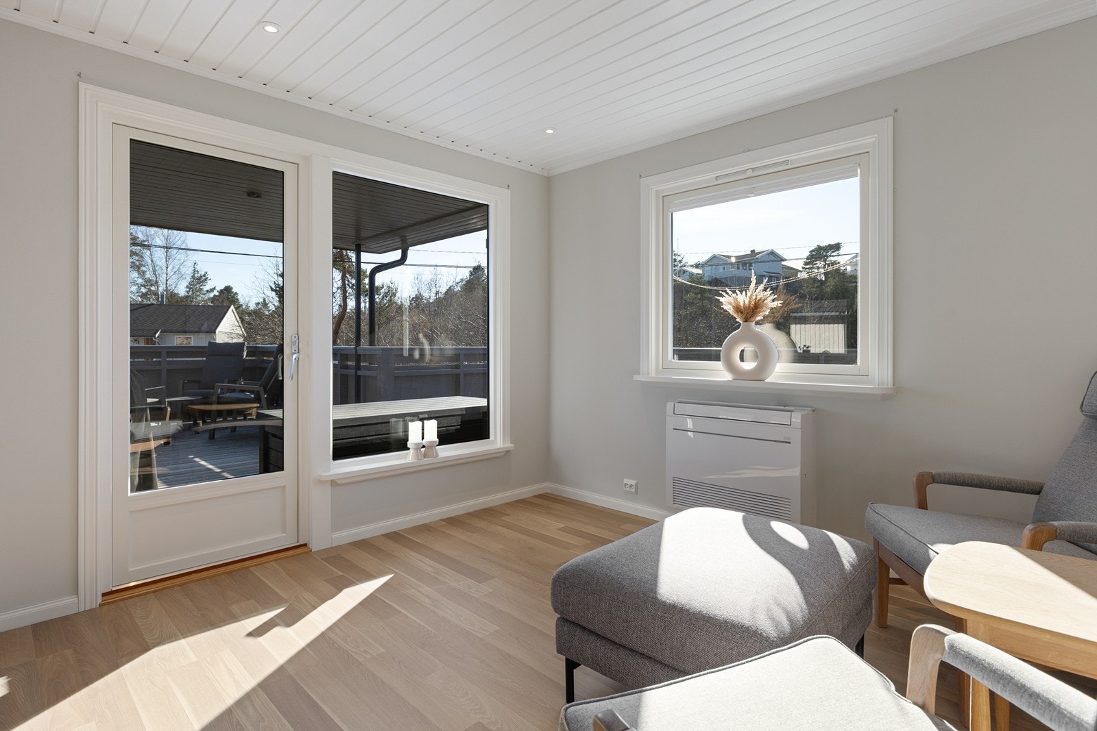 Fra stuen er det utgang til romslig terrasse Galleribilde