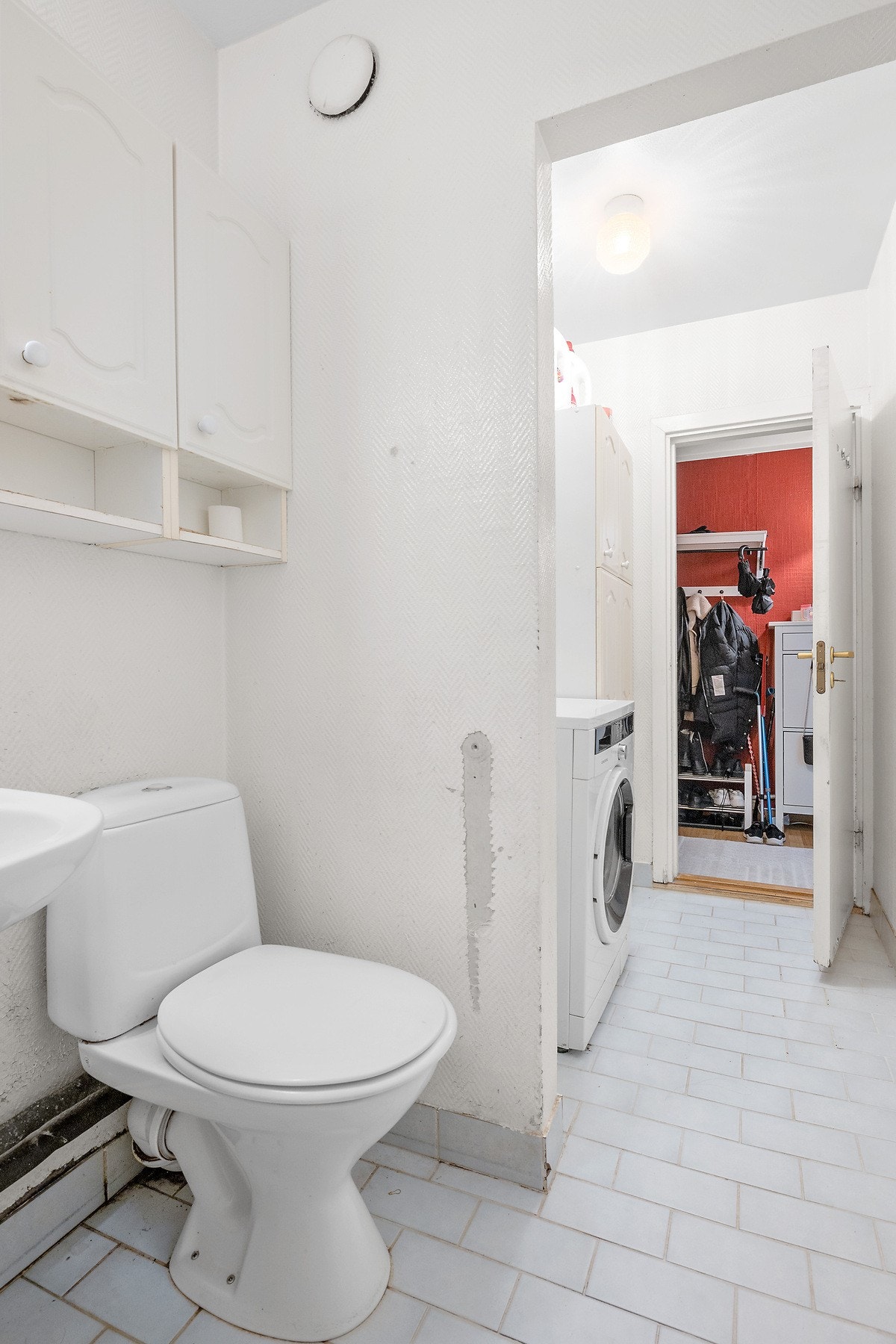 Bad med funksjonell planløsning og plass til vaskemaskin. Galleribilde