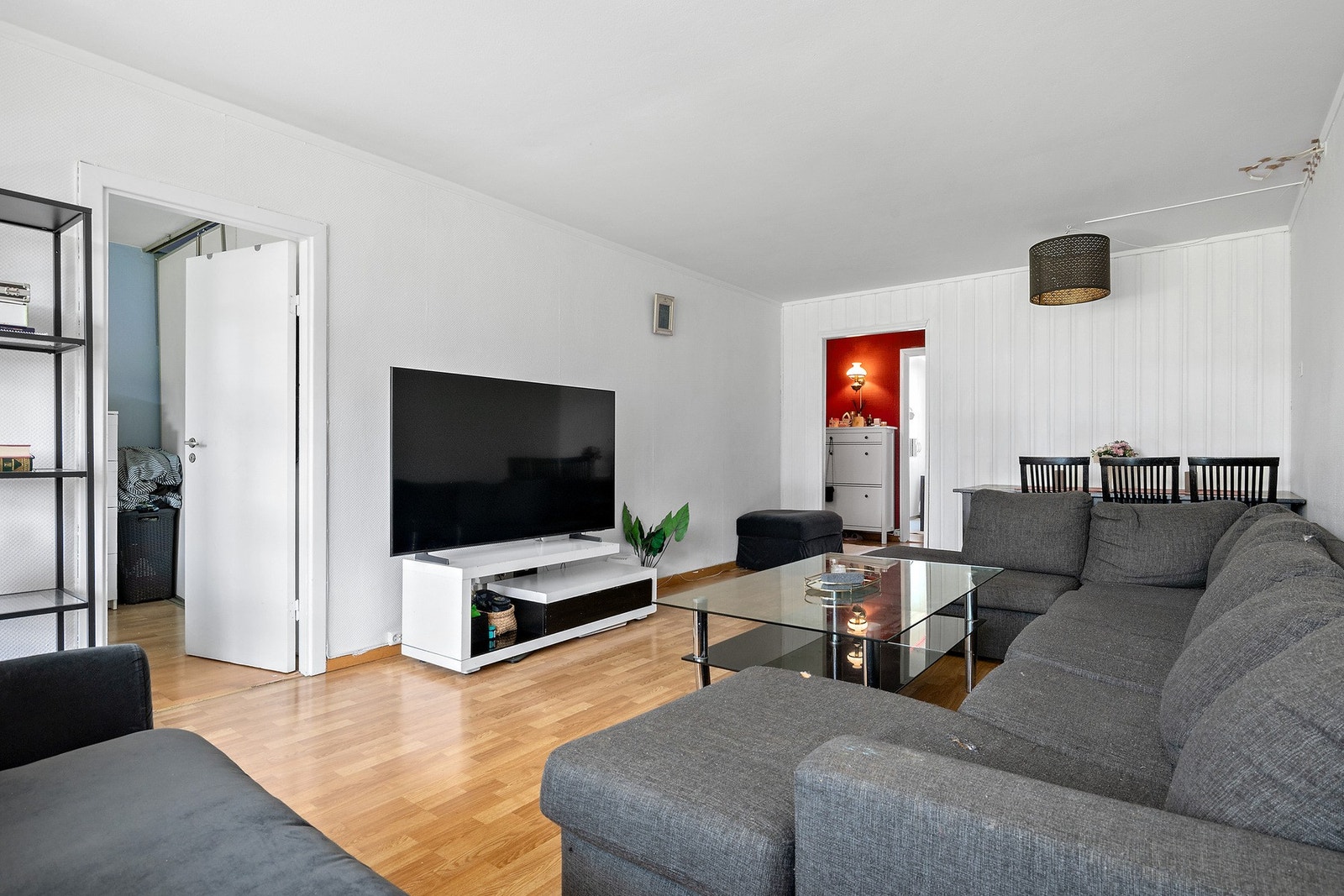 Stuen har en god planløsning med plass til både sofagruppe og spiseplass, samt utgang til balkong. Galleribilde